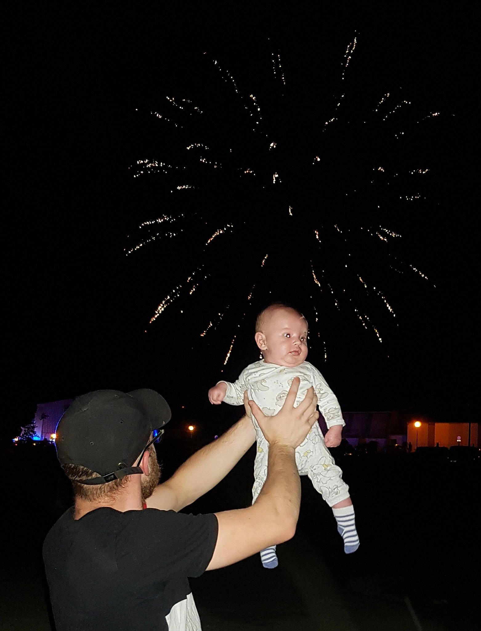 Mayron a rejoint le concours — aidez-le/la à gagner de superbes lots ! baseball_cap, beauty, black, darkness, entertainment, event, fireworks, flash_photography, fun, gesture, happy, midnight, people, person, plant, recreation, sky, space, tree, white
