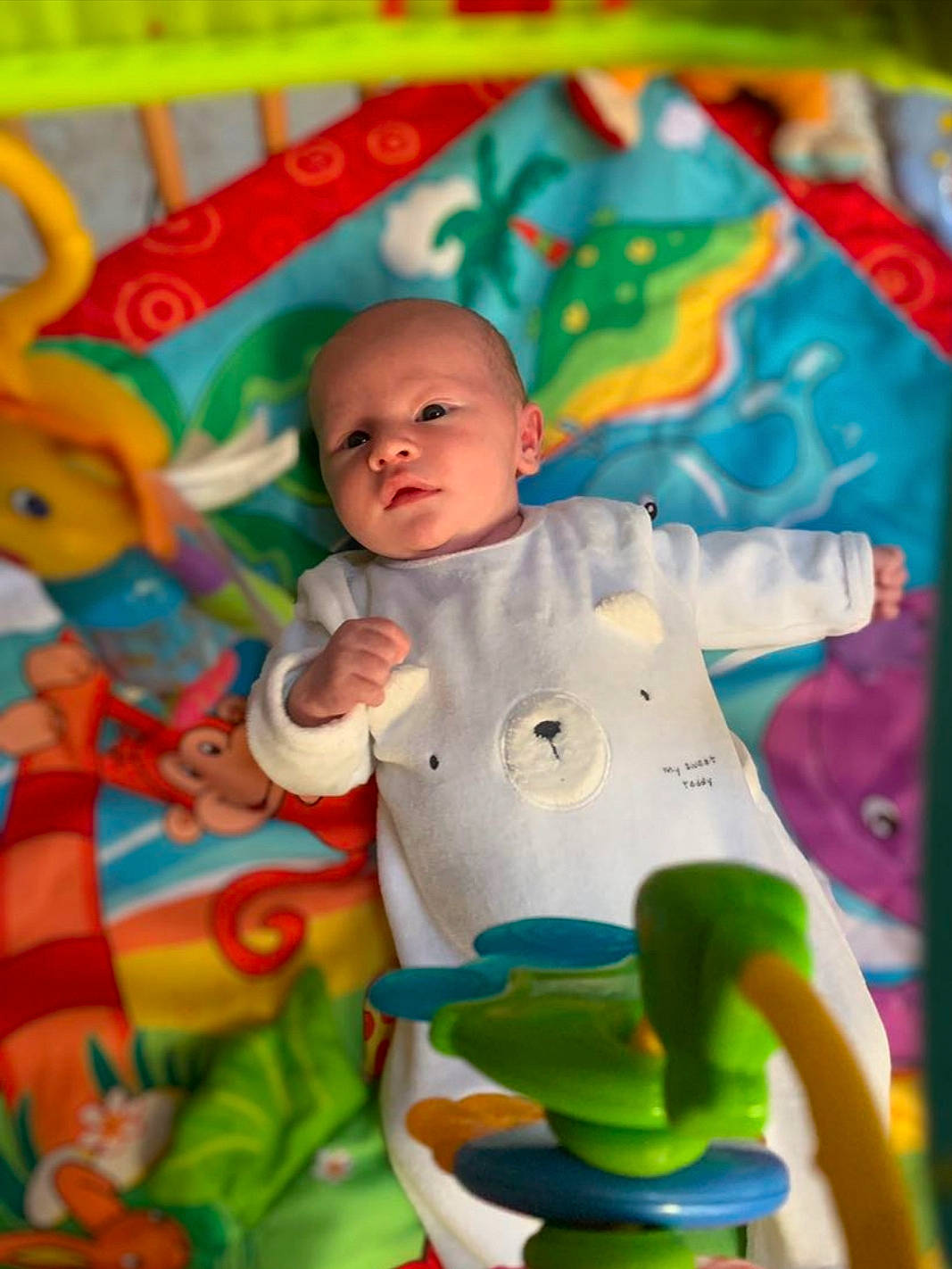 Mayron a rejoint le concours — aidez-le/la à gagner de superbes lots ! art, baby, baby_products, baby_toddler_clothing, baby_toys, cheek, child, event, eye, facial_expression, fun, happy, head, linens, person, play, room, skin, textile, toddler