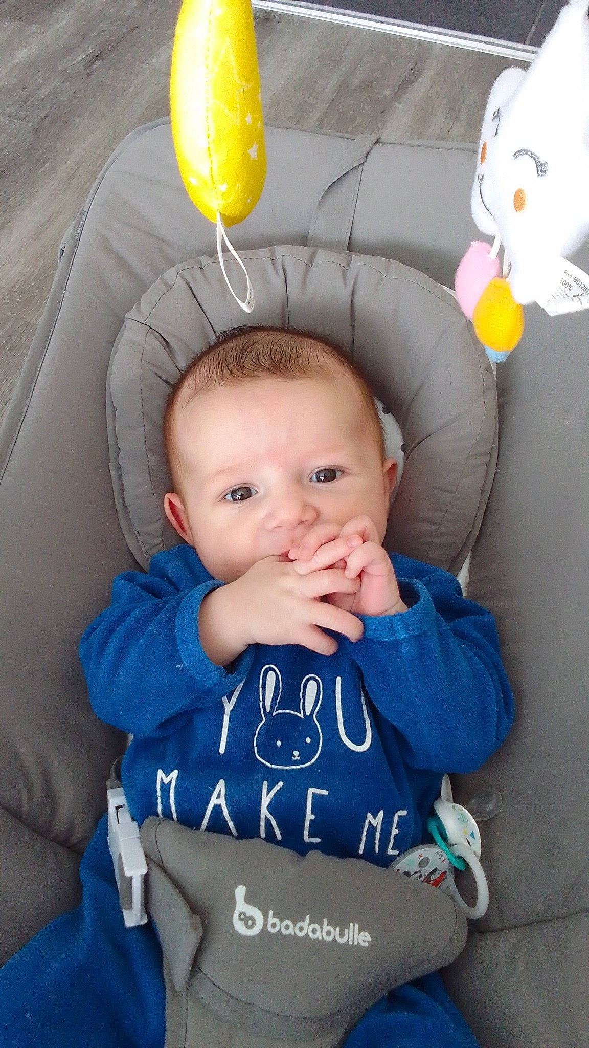 Connrad a rejoint le concours — aidez-le/la à gagner de superbes lots ! baby, baby_products, baby_toddler_clothing, balloon, blue, chair, cheek, child, comfort, electric_blue, face, happy, organ, person, product, sitting, skin, toddler, toy, white