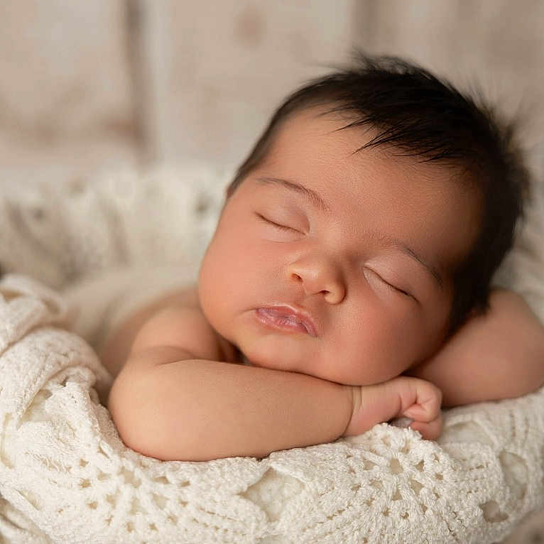 Nour a rejoint le concours — aidez-le/la à gagner de superbes lots ! adorable, arms_folded, baby, basket, blanket, child, closeup, cozy, cute, indoors, infant, knitted, newborn, peaceful, portrait, resting, sleeping, soft_focus, soft_lighting, warm