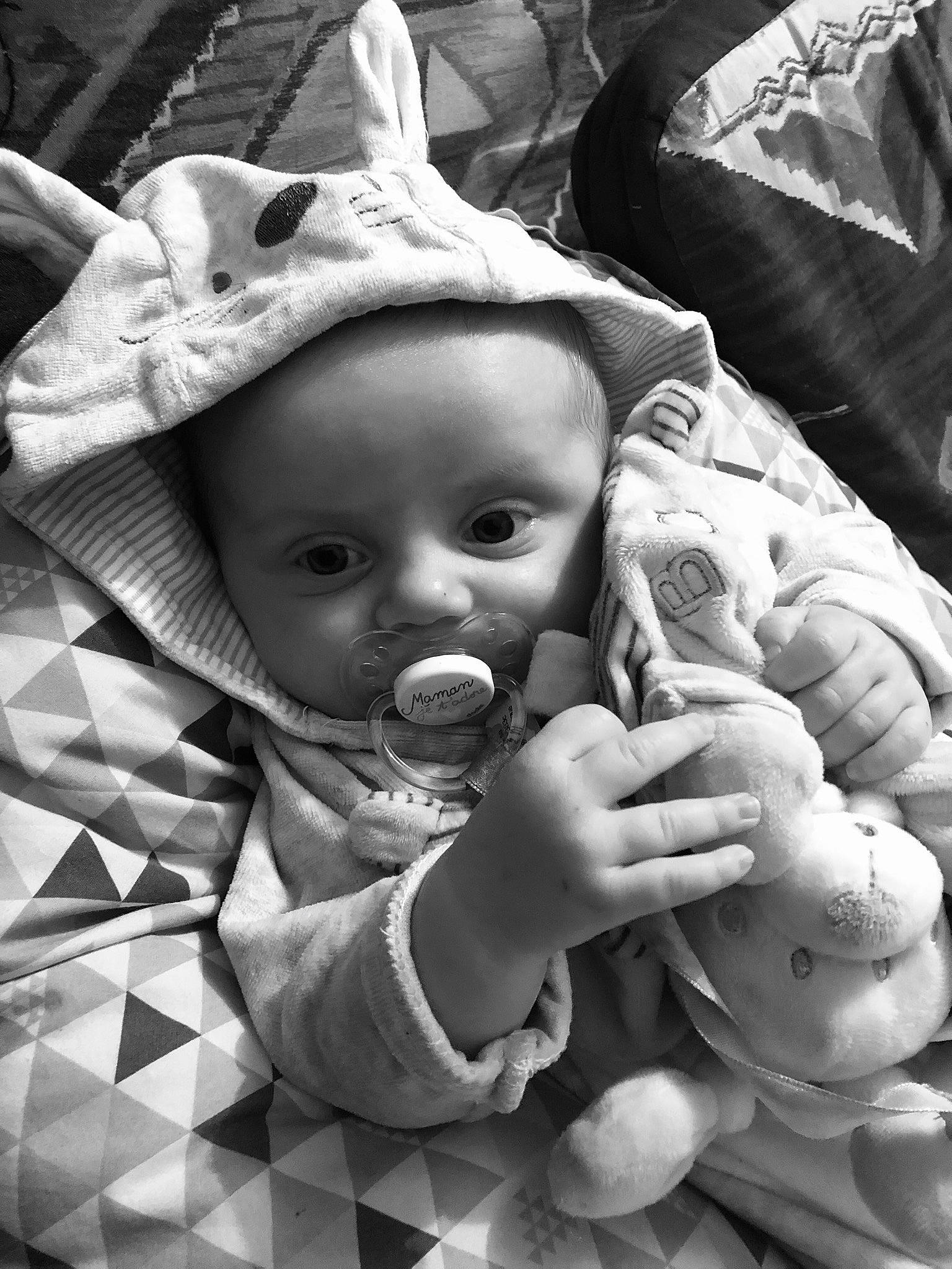 Aël participe au concours pour gagner de l'argent avec cette photo : baby, black_and_white, child, monochrome, monochrome_photography, person, photography, smile, snapshot, style, toddler