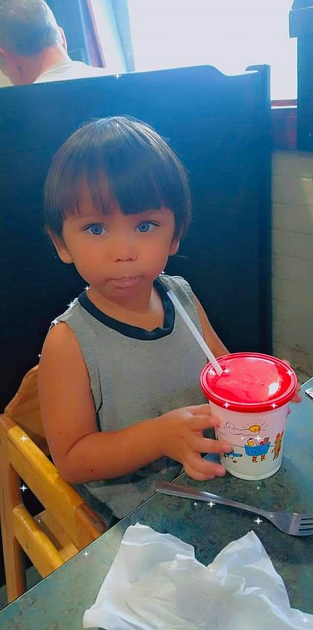 Fujin is registered to the contest to win money with this photo: bangs, chair, child, drink, drinking, drinkware, eyelash, fun, happy, leisure, paint, person, play, skin, t_shirt, toddler, vacation