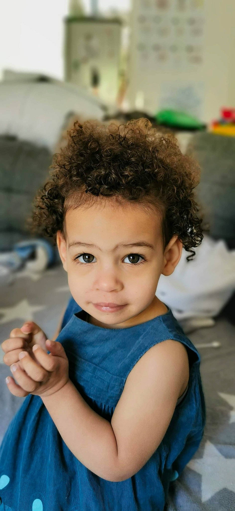 Elahiza a rejoint le concours — aidez-le/la à gagner de superbes lots ! black_hair, blue, cheek, chin, eye, eyelash, face, facial_expression, flash_photography, forehead, gesture, hairstyle, happy, head, human, joint, leisure, nose, person, shoulder