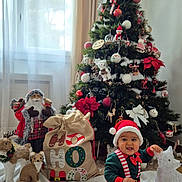 Isodaurío participe au concours pour gagner de l'argent avec cette photo : baby, christmas_tree, holiday_decor, santa_hat, festive, ornaments, stuffed_toy, gift_bag, window, curtains, white_blanket, child, smiling, indoor, holiday_season, decorations, red_green, plush_toys, christmas, happy