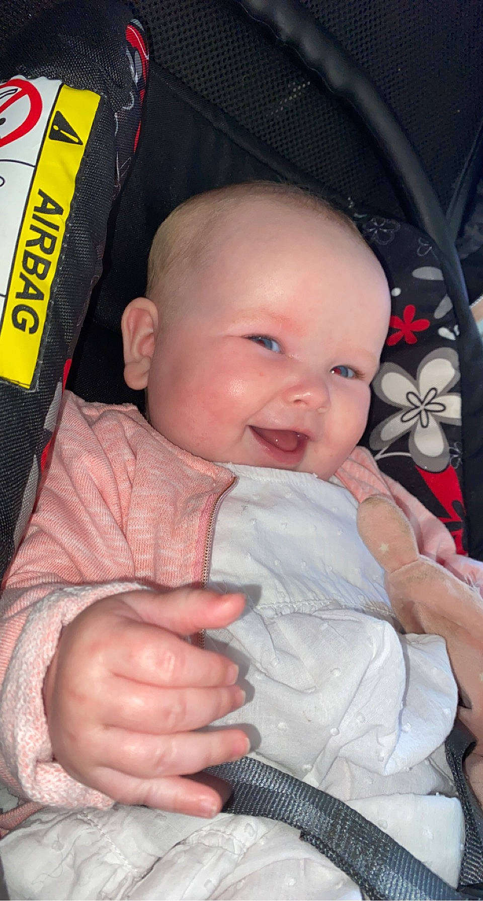 Léana participe au concours pour gagner de l'argent avec cette photo : baby, baby_toddler_clothing, cheek, chin, comfort, eye, facial_expression, finger, gesture, hairstyle, hand, head, iris, nose, organ, person, product, skin, sleeve, smile