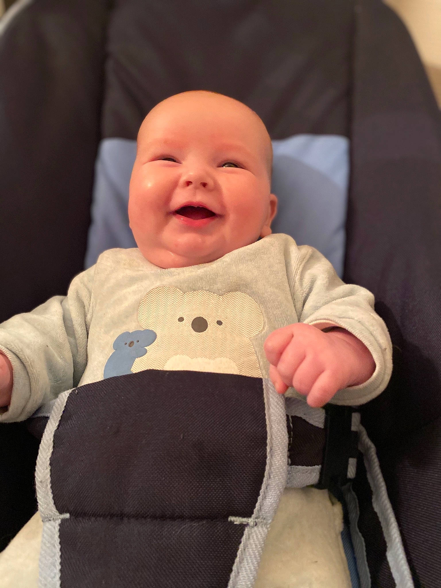 Léana a rejoint le concours — aidez-le/la à gagner de superbes lots ! arm, baby, baby_carriage, baby_products, baby_safety, baby_sleeping, baby_toddler_clothing, cheek, comfort, eye, finger, gesture, hand, human_body, outerwear, person, product, skin, sleeve, smile