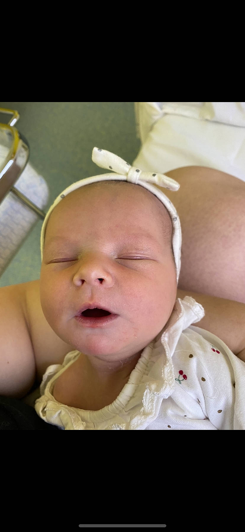 Léana a rejoint le concours — aidez-le/la à gagner de superbes lots ! baby, baby_toddler_clothing, cheek, comfort, ear, eye, eyebrow, eyelash, finger, gesture, happy, human_body, iris, lip, mouth, neck, nose, person, skin, smile