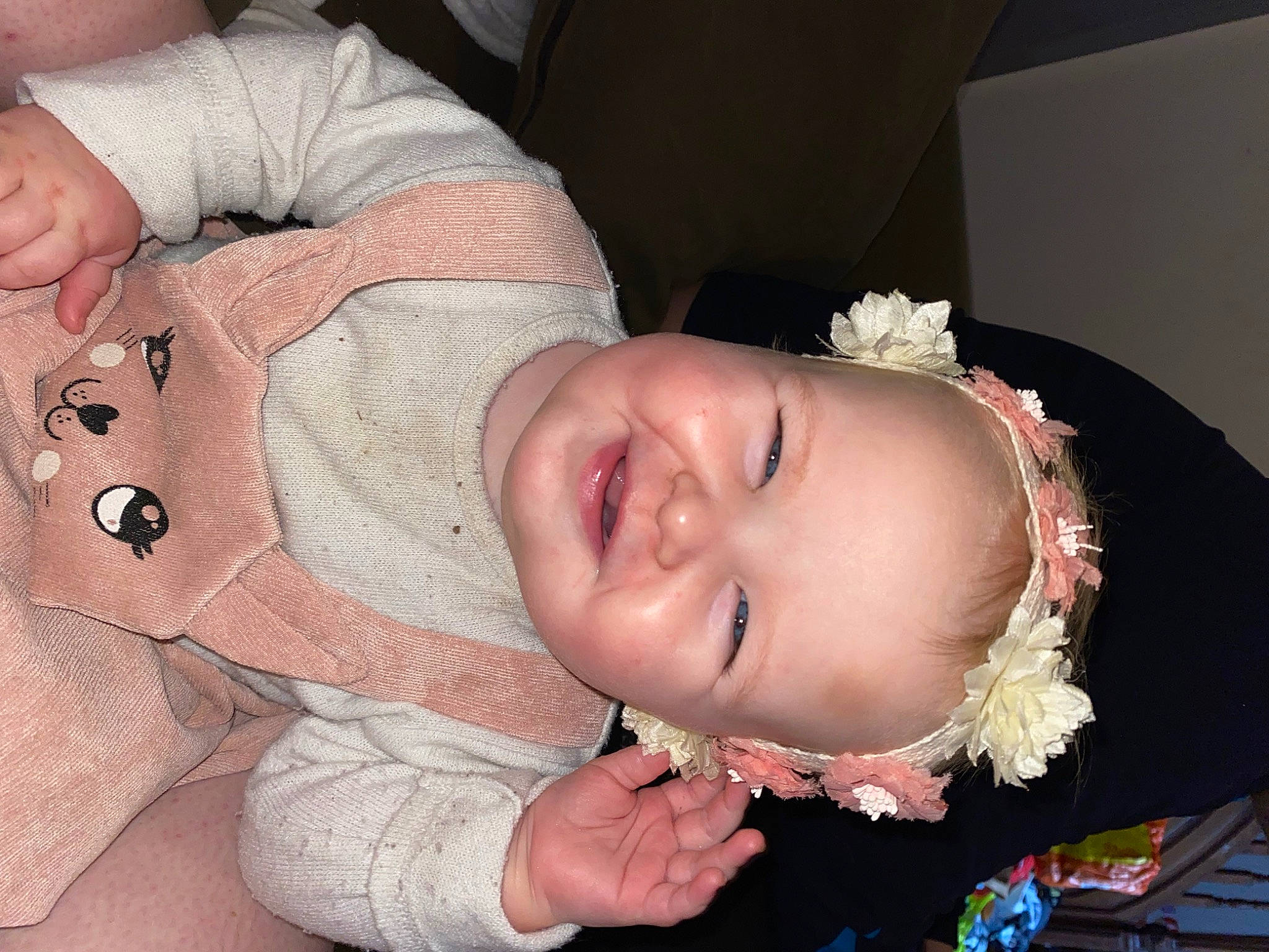 Léana a rejoint le concours — aidez-le/la à gagner de superbes lots ! baby_toddler_clothing, cheek, chin, ear, eye, eyelash, facial_expression, finger, hairstyle, human_body, iris, lip, mammal, mouth, neck, nose, person, pink, skin, smile