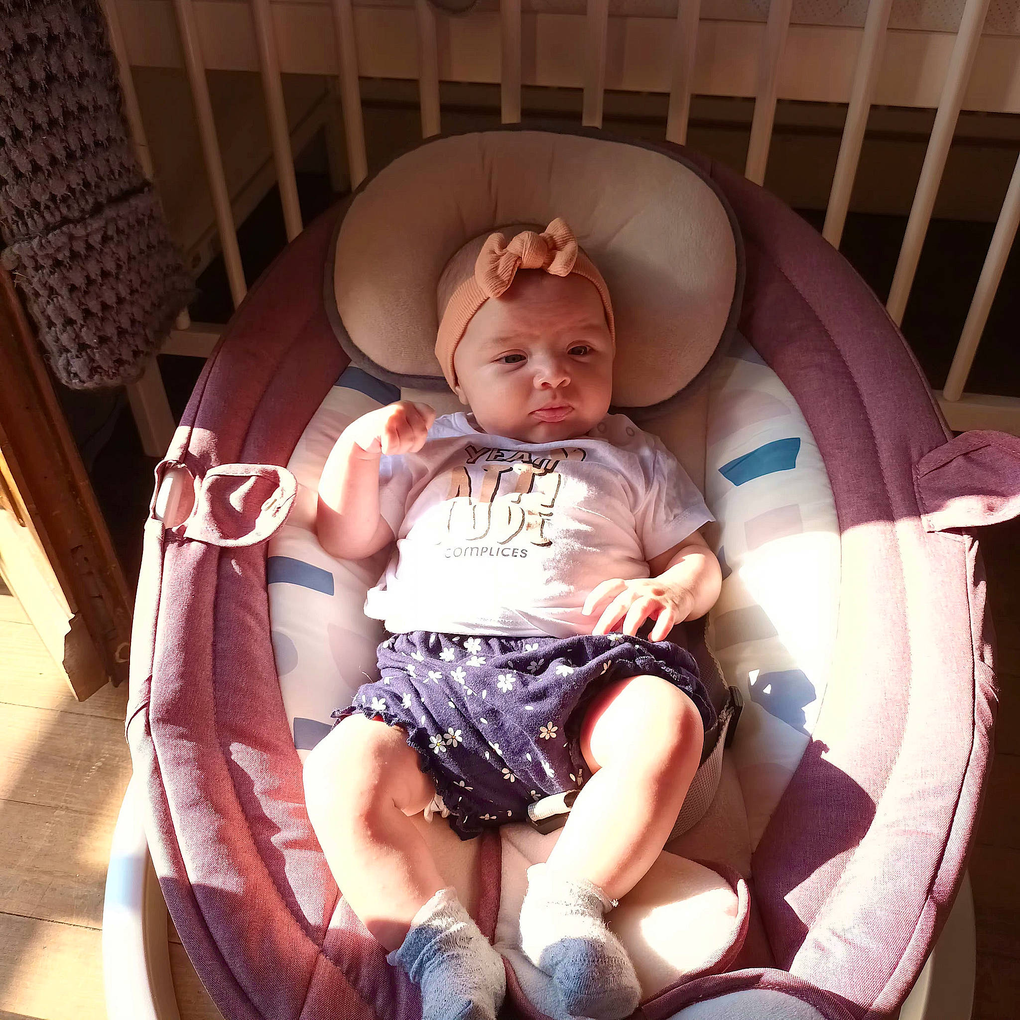 Selena a rejoint le concours — aidez-le/la à gagner de superbes lots ! baby, baby_products, baby_safety, baby_toddler_clothing, car_seat, chair, chest, child, comfort, flesh, fun, headwear, human_leg, lap, mouth, person, sitting, thigh, thumb, toddler