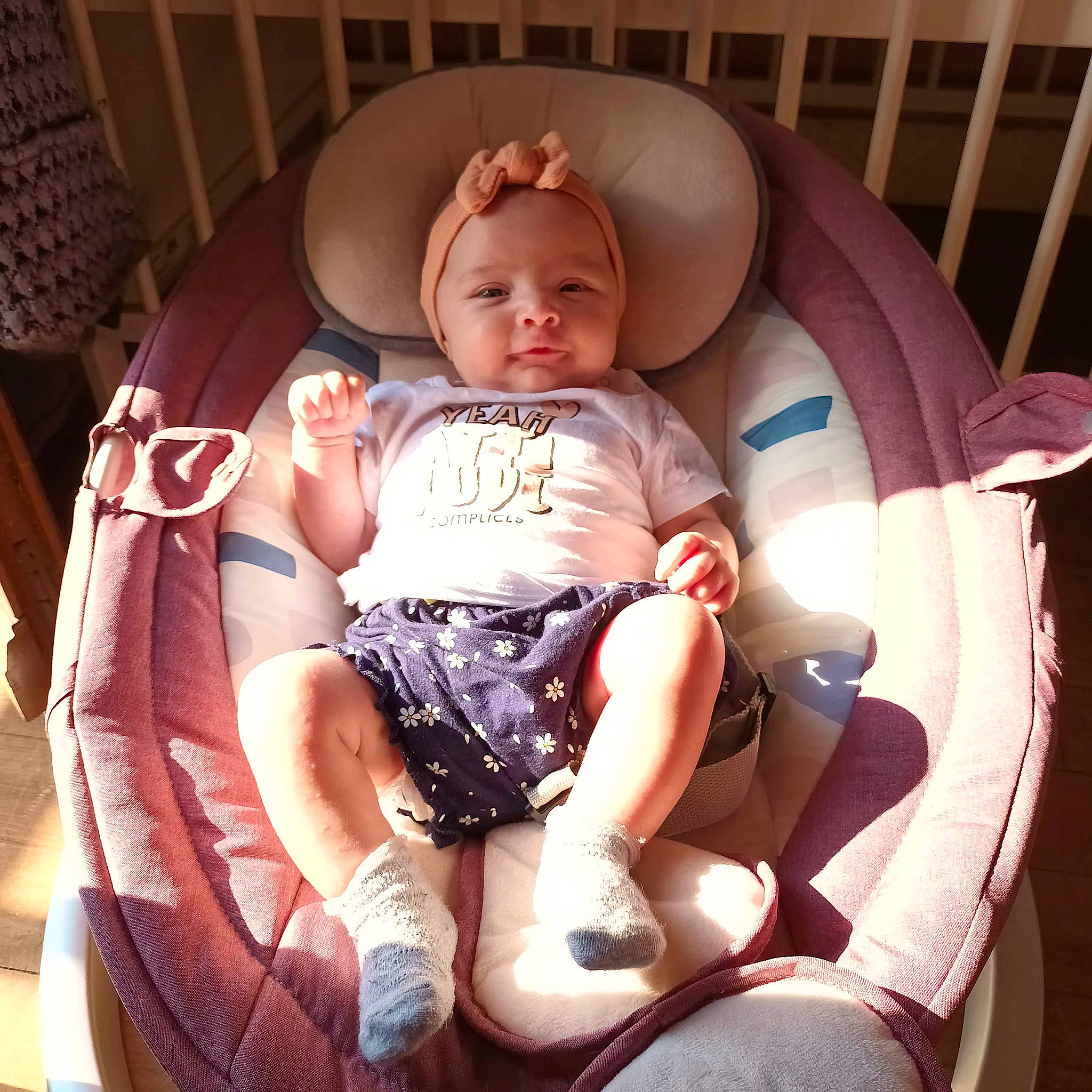 Selena a rejoint le concours — aidez-le/la à gagner de superbes lots ! baby, baby_products, baby_toddler_clothing, car_seat, chair, chest, child, comfort, foot, fun, human_leg, knee, lap, person, pink, product, sitting, thigh, thumb, toddler