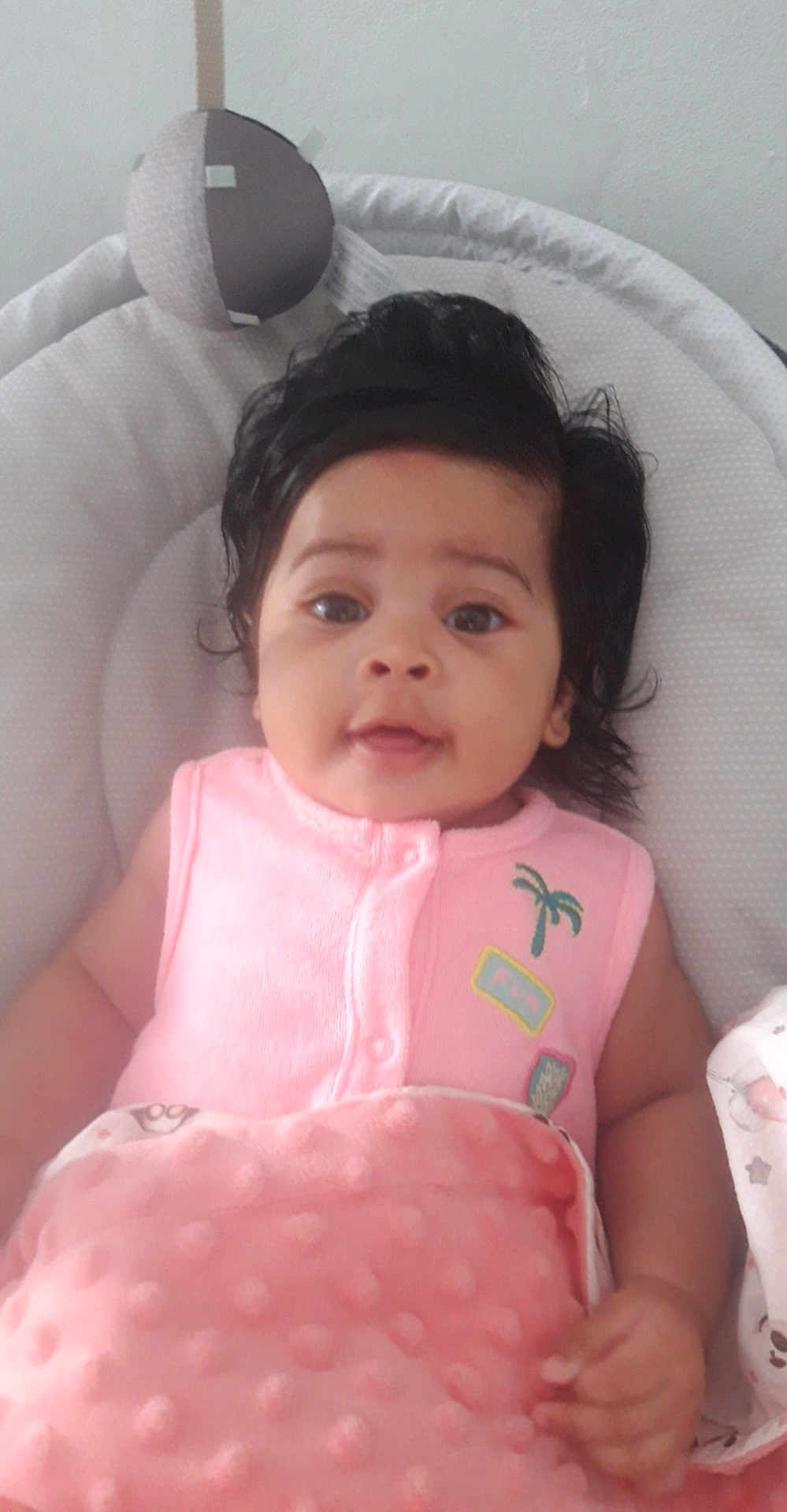 Danélya a rejoint le concours — aidez-le/la à gagner de superbes lots ! baby, infant, child, pink_clothing, blanket, cushion, face, hair, eyes, indoor, portrait, cute, soft_texture, baby_seat, comfortable, young, small_hand, expression, wearing, resting