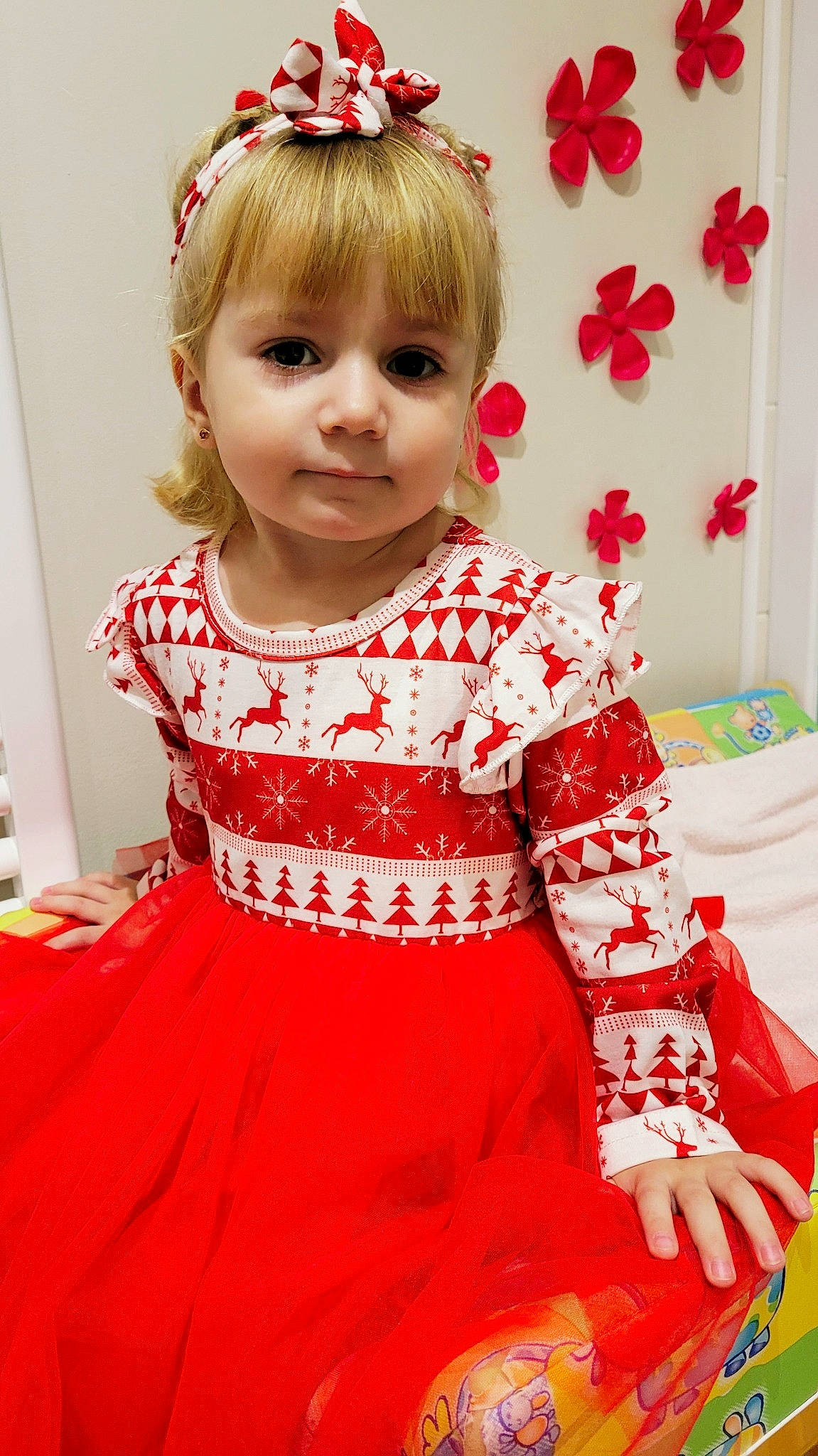 Inés participe au concours pour gagner de l'argent avec cette photo : baby_toddler_clothing, beauty, blond, child, day_dress, dress, face, facial_expression, hairstyle, happy, magenta, neck, one_piece_garment, pattern, person, pink, red, skin, sleeve, toddler