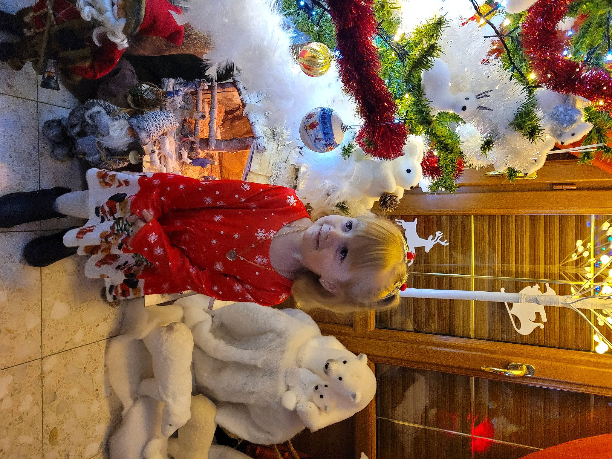 Inés a rejoint le concours — aidez-le/la à gagner de superbes lots ! carmine, christmas, christmas_decoration, christmas_eve, christmas_ornament, event, fun, happy, holiday, interior_design, joy, leisure, ornament, party_supply, person, room, snapshot, temple, toddler, tradition