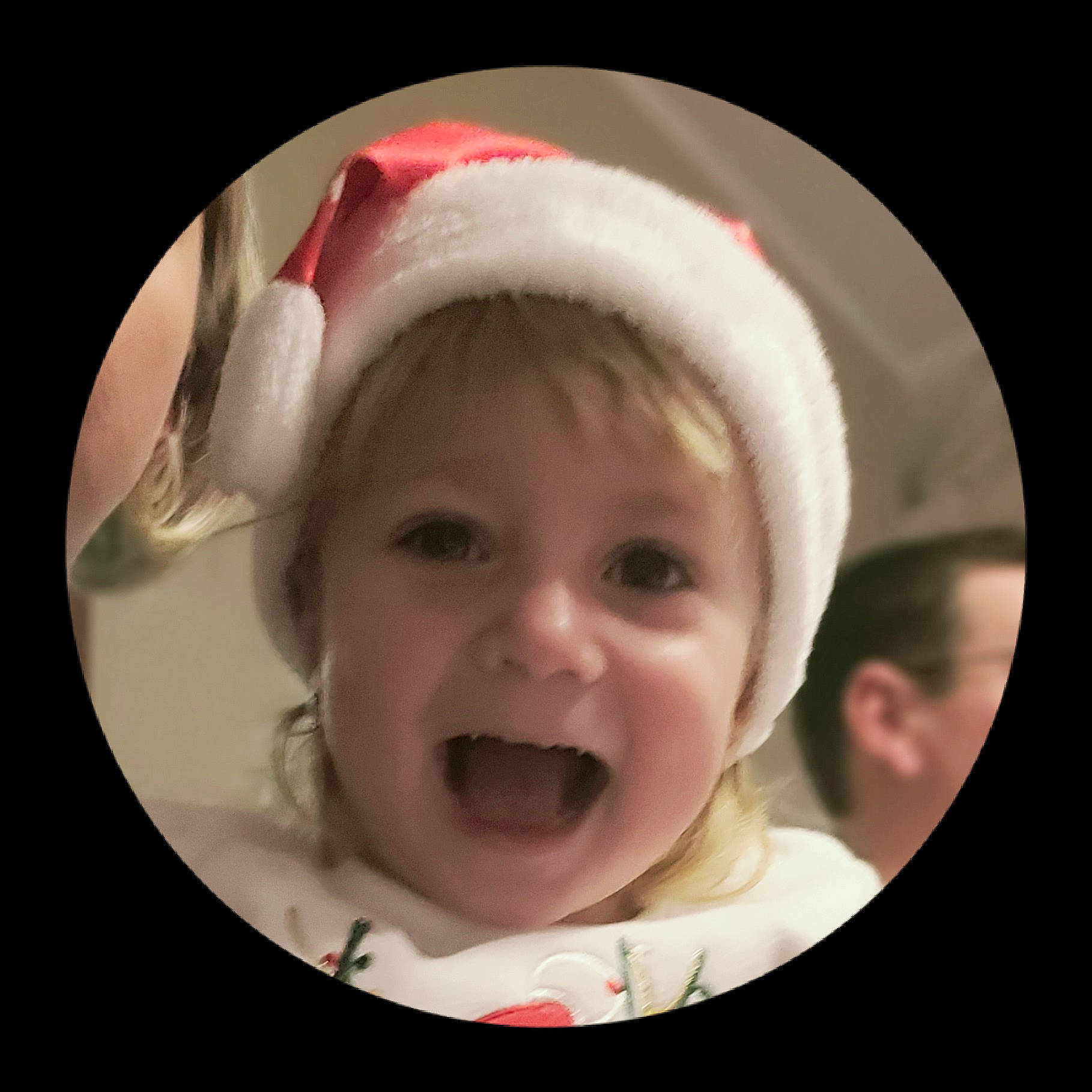 Inés a rejoint le concours — aidez-le/la à gagner de superbes lots ! baby, baby_laughing, cheek, circle, comfort, ear, eye, eyelash, fashion_accessory, fun, happy, headwear, helmet, laugh, linens, lip, nose, person, selfie, smile