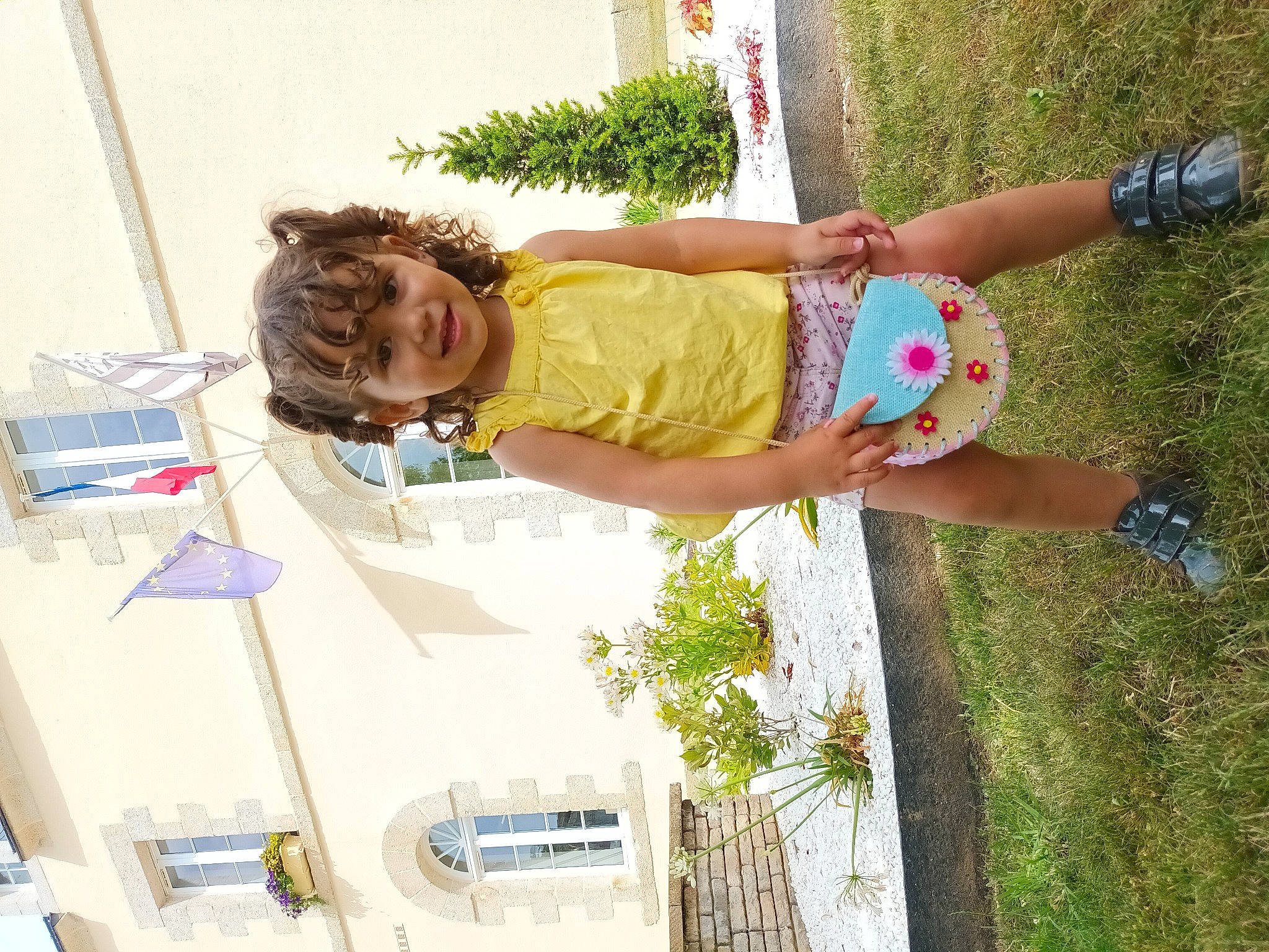 Heline participe au concours pour gagner de l'argent avec cette photo : backyard, fun, garden, grass, grass_family, happy, human_leg, landscape, leisure, people_in_nature, person, plant, sandal, shorts, t_shirt, thigh, toddler, vacation, waist, water