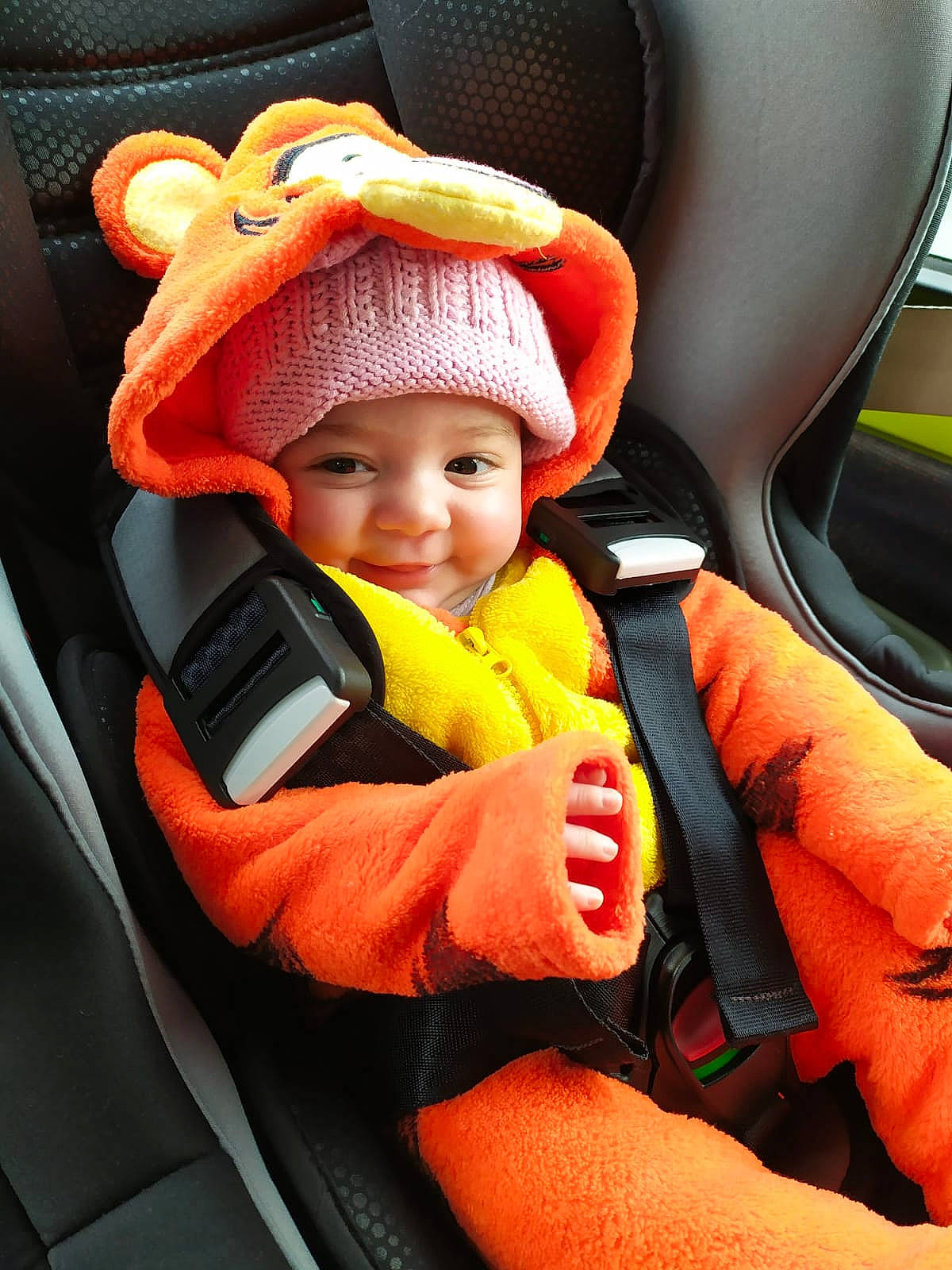 Laura a rejoint le concours — aidez-le/la à gagner de superbes lots ! auto_part, automotive_design, baby, baby_carriage, baby_in_car_seat, cap, car_seat, car_seat_cover, child, comfort, happy, headwear, orange, person, product, seat_belt, smile, steering_part, steering_wheel, toddler