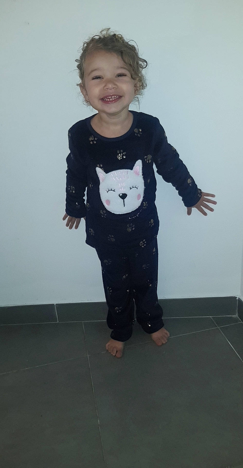 Ayana participe au concours pour gagner de l'argent avec cette photo : baby_toddler_clothing, child, eye, face, flash_photography, flooring, fun, gesture, hair, happy, head, human_body, joy, pattern, person, sleeve, smile, sweatpant, t_shirt, toddler