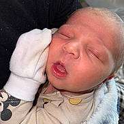 Noham participe au concours pour gagner de l'argent avec cette photo : newborn, baby, sleeping, face, mitten, clothing, blanket, closeup, infant, peaceful, soft, cute, portrait, human, resting, young, warm, cozy, skin, person