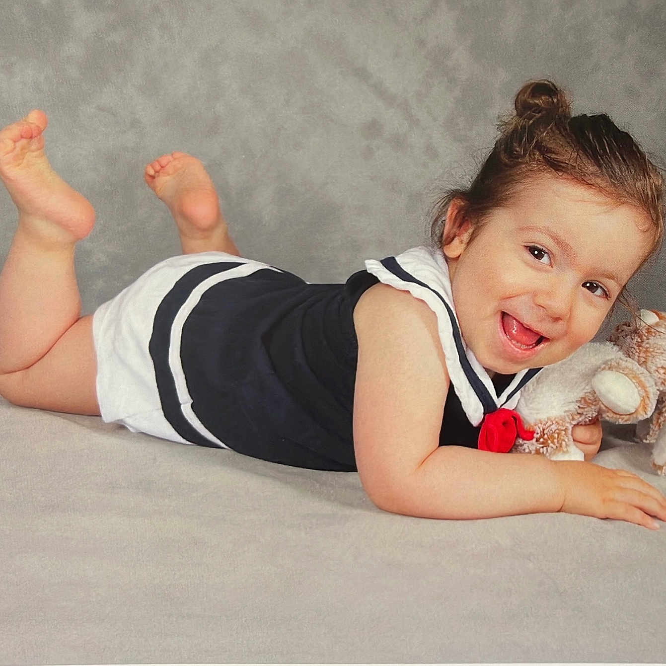 Romy a rejoint le concours — aidez-le/la à gagner de superbes lots ! baby, barefoot, bodypart, clothing, couch, crawling, dress, face, finger, furniture, hand, happy, head, mouth, newborn, person, photography, portrait, sitting, wrist