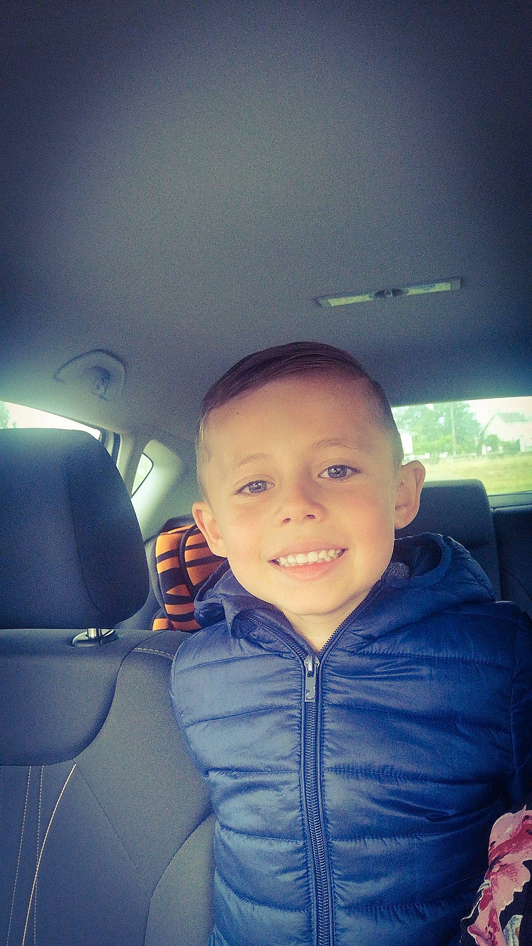 Erwan a rejoint le concours — aidez-le/la à gagner de superbes lots ! auto_part, automotive_design, automotive_exterior, automotive_lighting, car, car_seat, car_seat_cover, cool, flash_photography, fun, happy, head_restraint, iris, joy, mouth, person, skin, smile, tints_and_shades, toddler