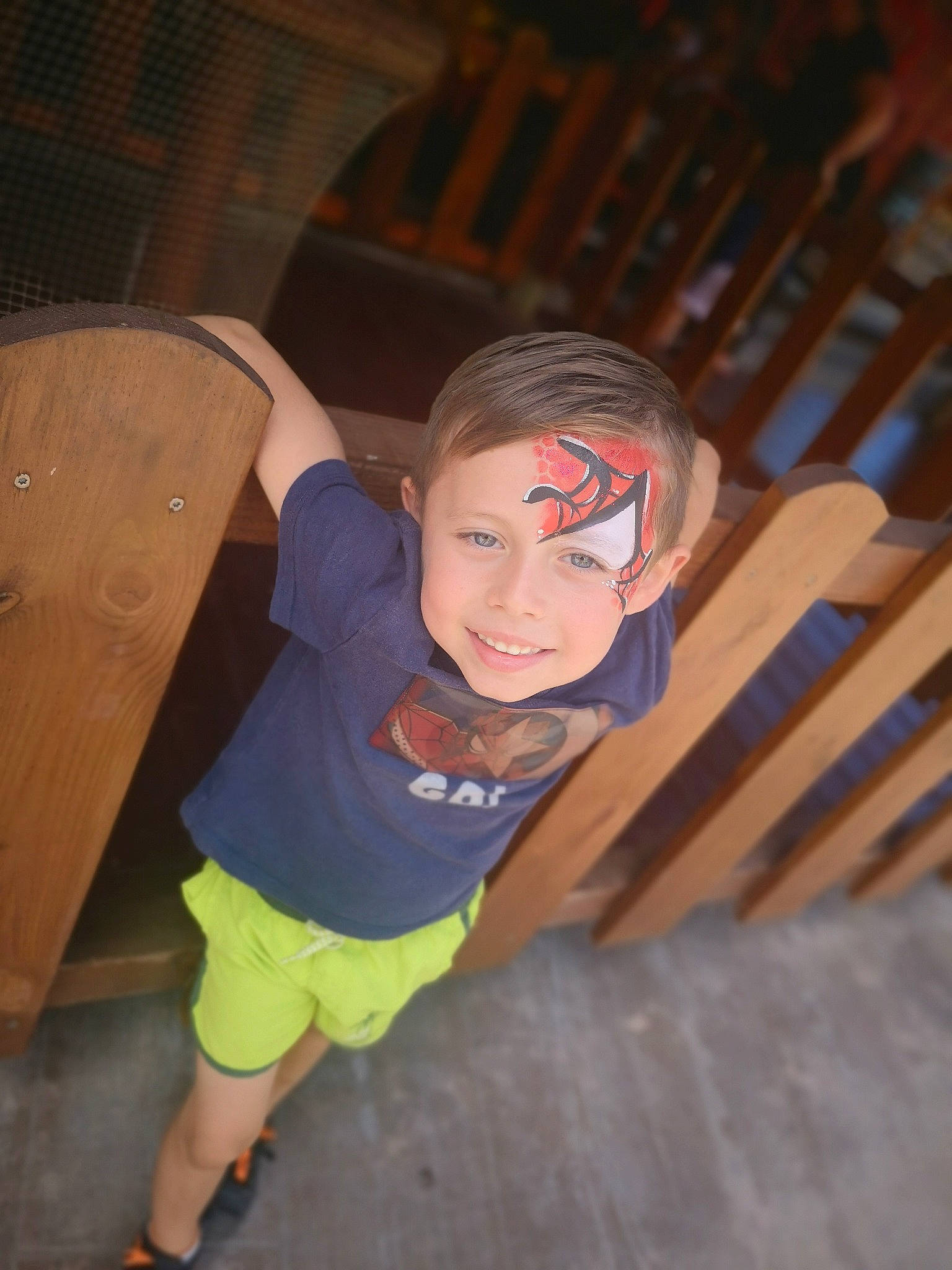 Erwan a rejoint le concours — aidez-le/la à gagner de superbes lots ! bench, chair, child, flash_photography, flooring, fun, happy, hardwood, human_leg, joy, leisure, person, room, sandal, shorts, sitting, slipper, t_shirt, toddler, wood