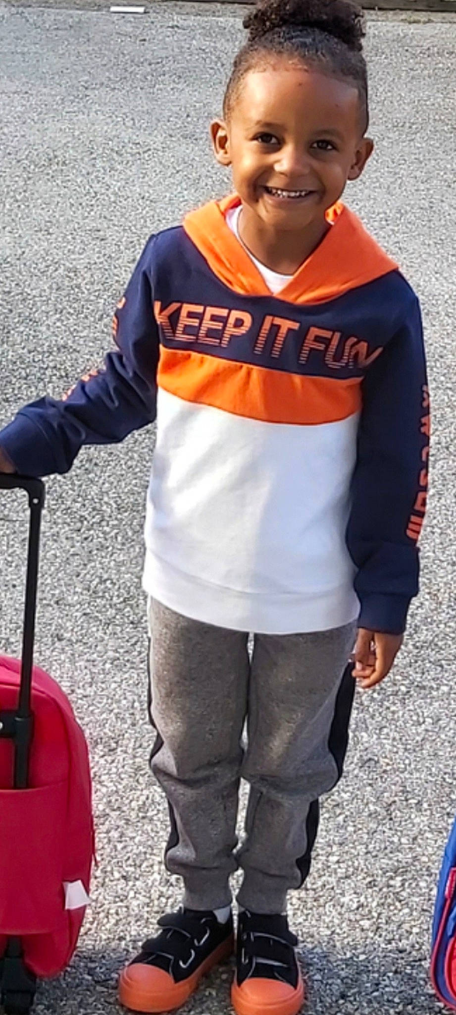 Nolann participe au concours pour gagner de l'argent avec cette photo : asphalt, baseball_cap, cap, clothing, eyewear, gesture, jersey, joy, person, personal_protective_equipment, player, product, red, sleeve, smile, sports_gear, sports_uniform, sportswear, street_fashion, t_shirt