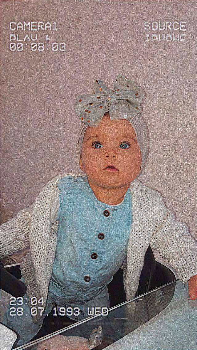 Azaleyä a rejoint le concours — aidez-le/la à gagner de superbes lots ! art, baby, baby_products, baby_toddler_clothing, chair, cheek, costume_hat, eye, fashion_accessory, hair_accessory, happy, headgear, headpiece, headwear, illustration, painting, person, photo_caption, room, sitting