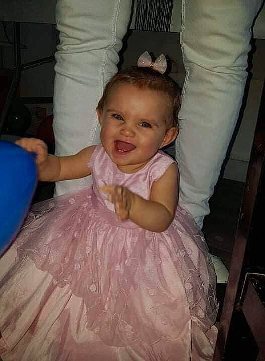 Azaleyä participe au concours pour gagner de l'argent avec cette photo : baby, baby_toddler_clothing, dress, facial_expression, finger, fun, hair, hand, happy, head, human_body, iris, joint, joy, person, pink, shoulder, skin, smile, textile