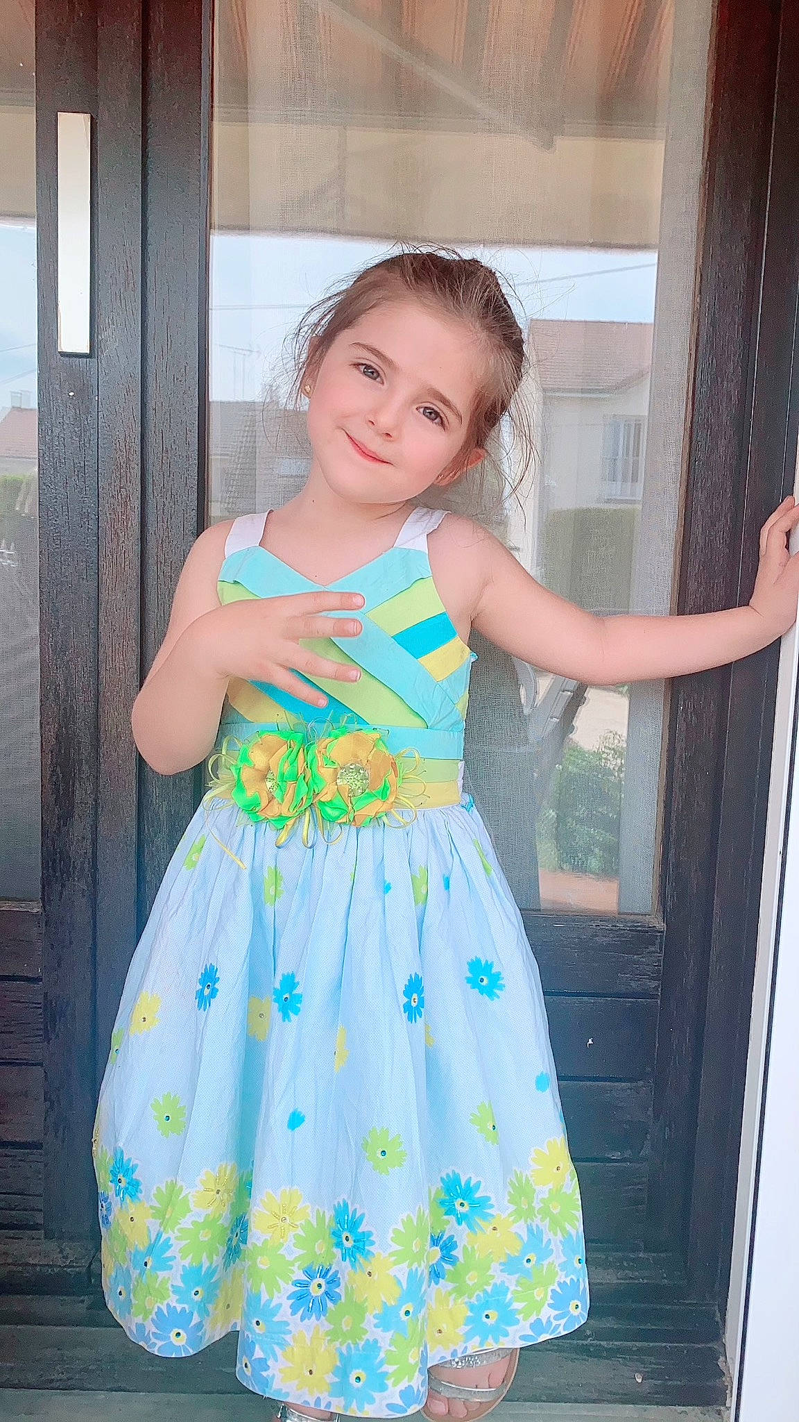 Antonella participe au concours pour gagner de l'argent avec cette photo : baby_toddler_clothing, clothing, day_dress, dress, face, fashion_design, happy, human_body, joy, leg, one_piece_garment, people, person, pink, purple, shoulder, skin, sleeve, smile, standing