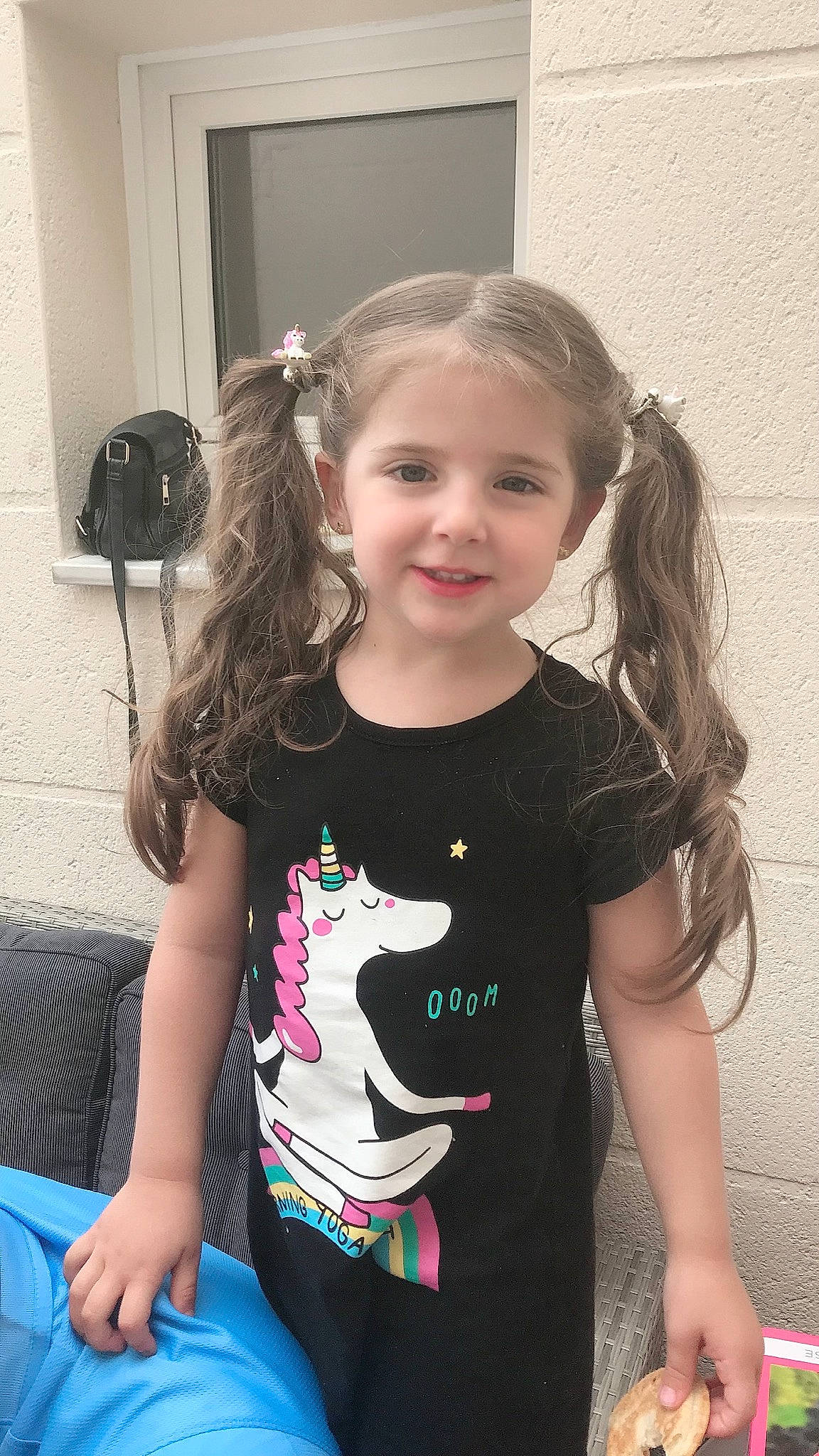 Antonella participe au concours pour gagner de l'argent avec cette photo : arm, baby_toddler_clothing, blond, clothing, facial_expression, fun, hair, hairstyle, happy, iris, joint, joy, neck, organ, person, shoulder, sleeve, smile, style, t_shirt