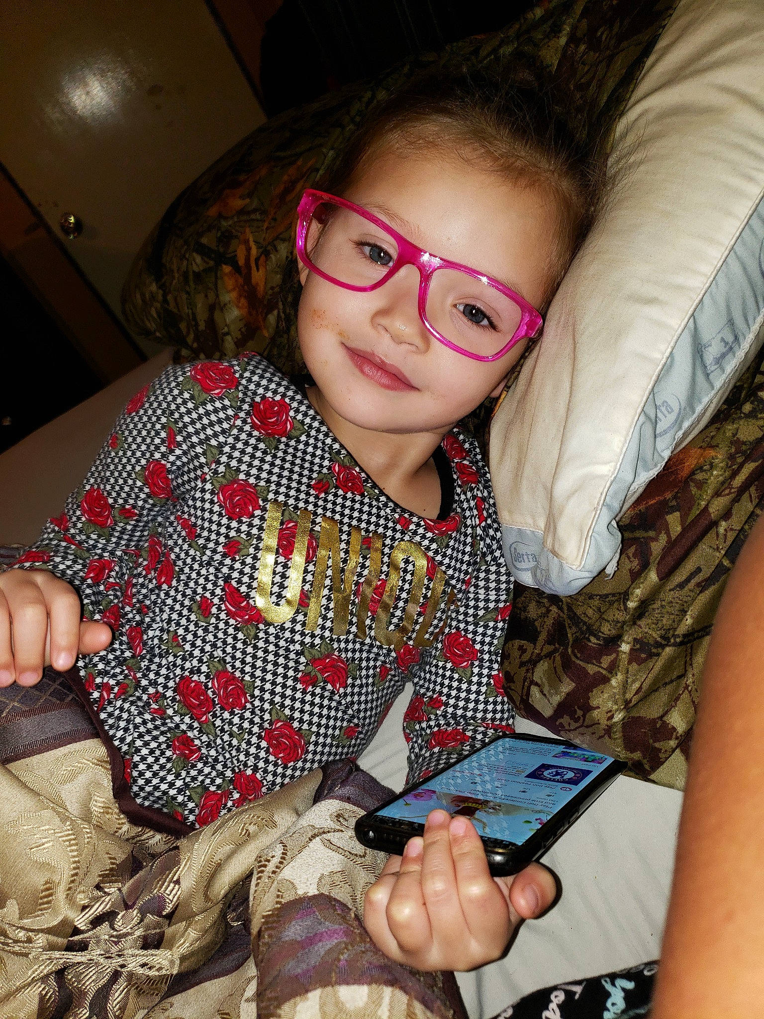 Lae'Loni is registered to the contest to win money with this photo: brown_hair, child, cool, eye, eyewear, finger, fun, girl, glasses, hairstyle, hand, person, skin, smile, textile, toddler, vision_care
