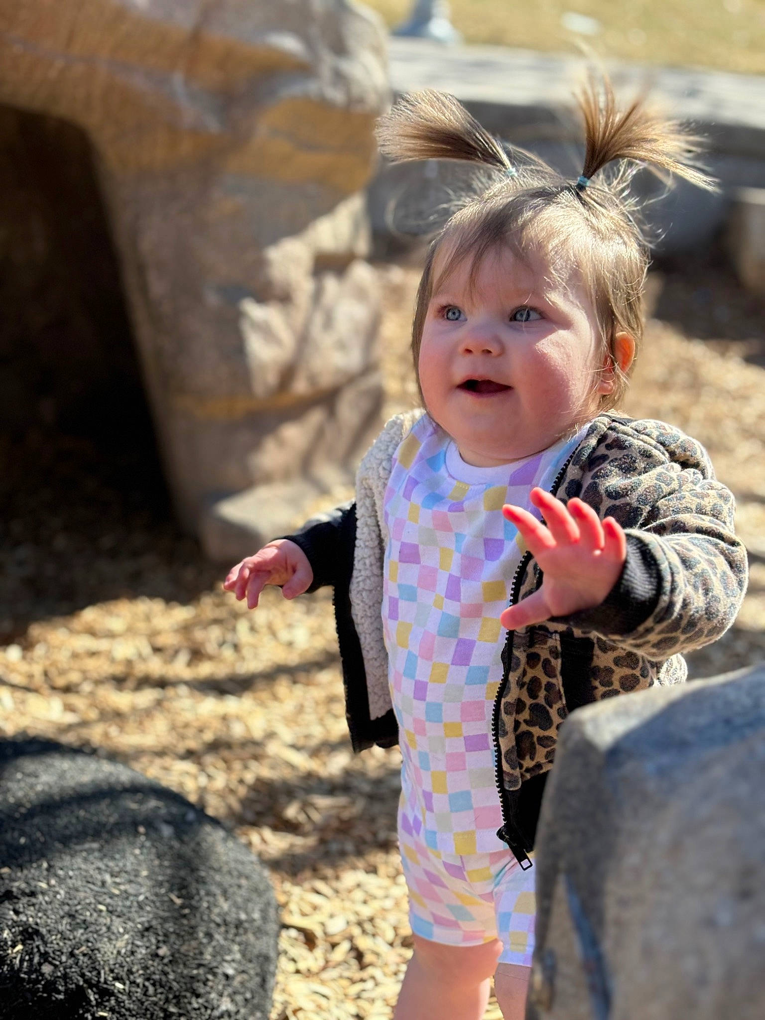 Alaska is registered to the contest to win money with this photo: baby, baby_toddler_clothing, child, eye, facial_expression, fun, gesture, grass, hairstyle, happy, leisure, mammal, people_in_nature, person, recreation, sitting, skin, sleeve, smile, t_shirt