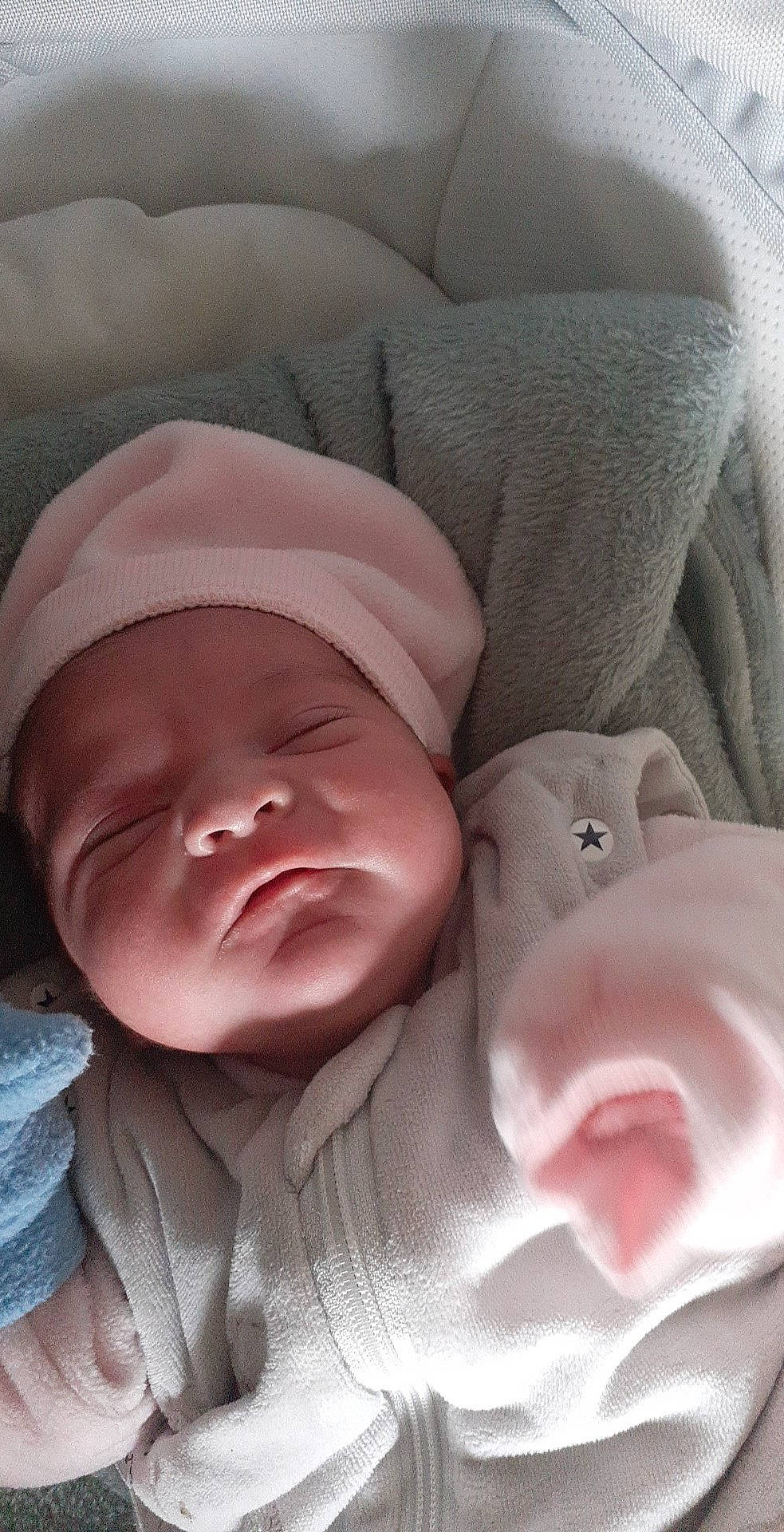 Ilona a rejoint le concours — aidez-le/la à gagner de superbes lots ! baby, cheek, chin, comfort, eye, eyebrow, face, facial_expression, head, headgear, lip, mammal, mouth, nose, person, pink, skin, smile, textile, toddler