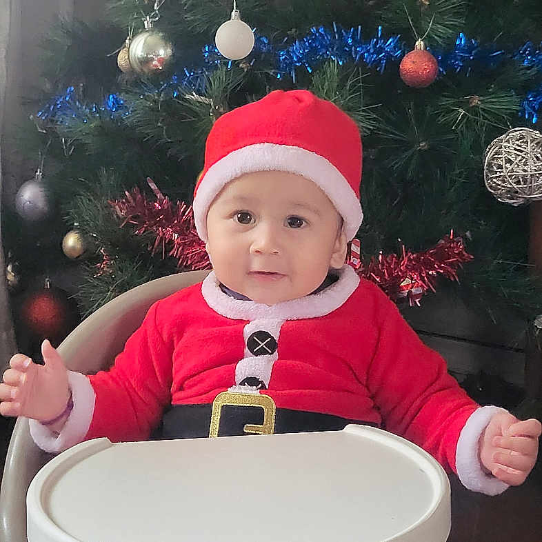 Jesda a rejoint le concours — aidez-le/la à gagner de superbes lots ! accessories, baby, bonnet, cap, christmas, christmasdecorations, clothing, costume, face, festival, footwear, furniture, hat, head, lighting, person, photography, plant, portrait, tree