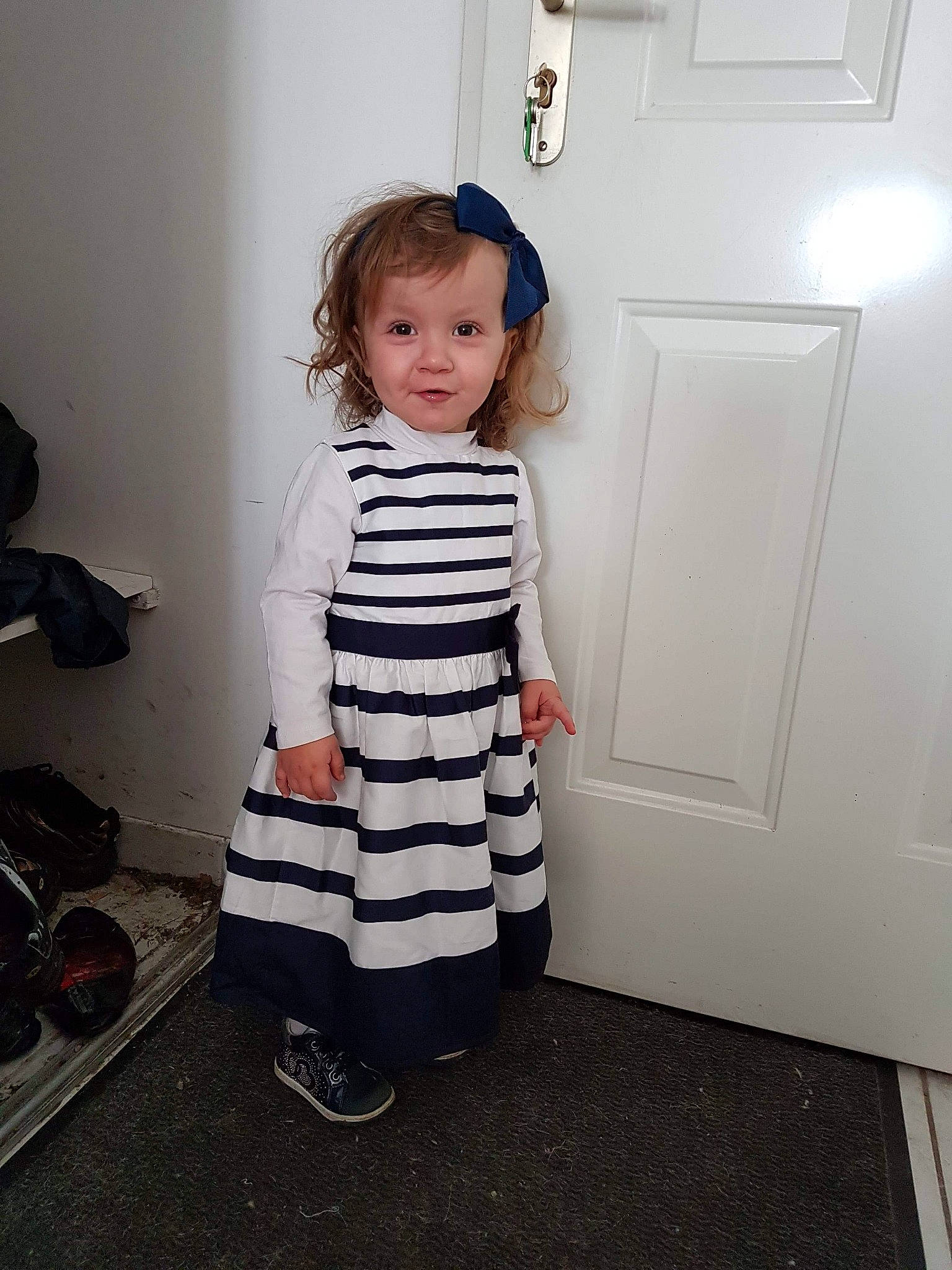 Julie participe au concours pour gagner de l'argent avec cette photo : baby_toddler_clothing, child, clothing, outerwear, person, shoulder, sleeve, standing, toddler