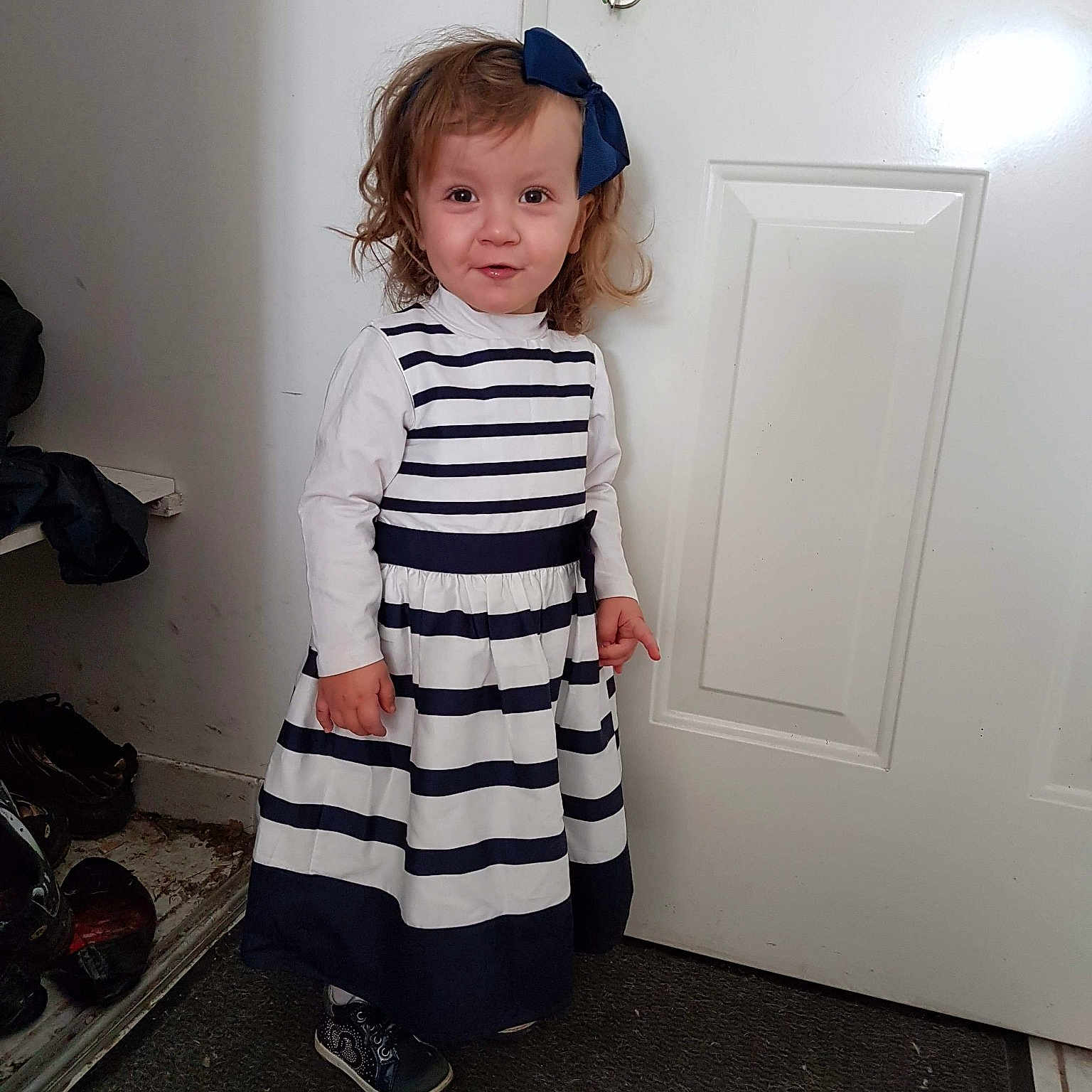 Julie participe au concours pour gagner de l'argent avec cette photo : baby_toddler_clothing, child, clothing, outerwear, person, shoulder, sleeve, standing, toddler