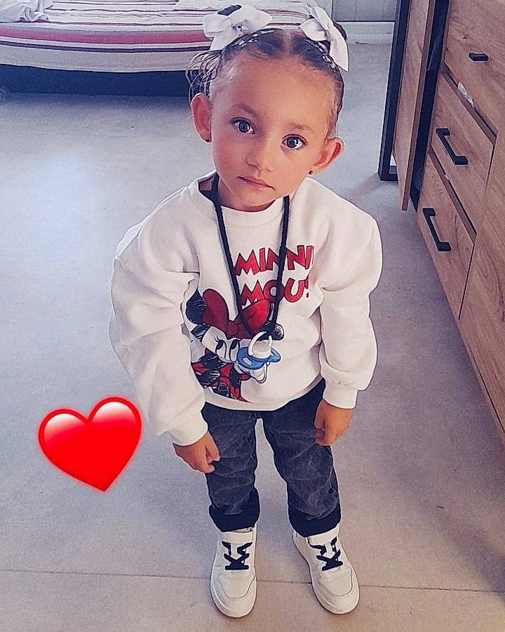 Lusiana participe au concours pour gagner de l'argent avec cette photo : baby_toddler_clothing, beauty, cabinetry, cool, drawer, electric_blue, face, footwear, hairstyle, happy, head, knee, organ, outerwear, person, shoe, sleeve, sneakers, sportswear, t_shirt