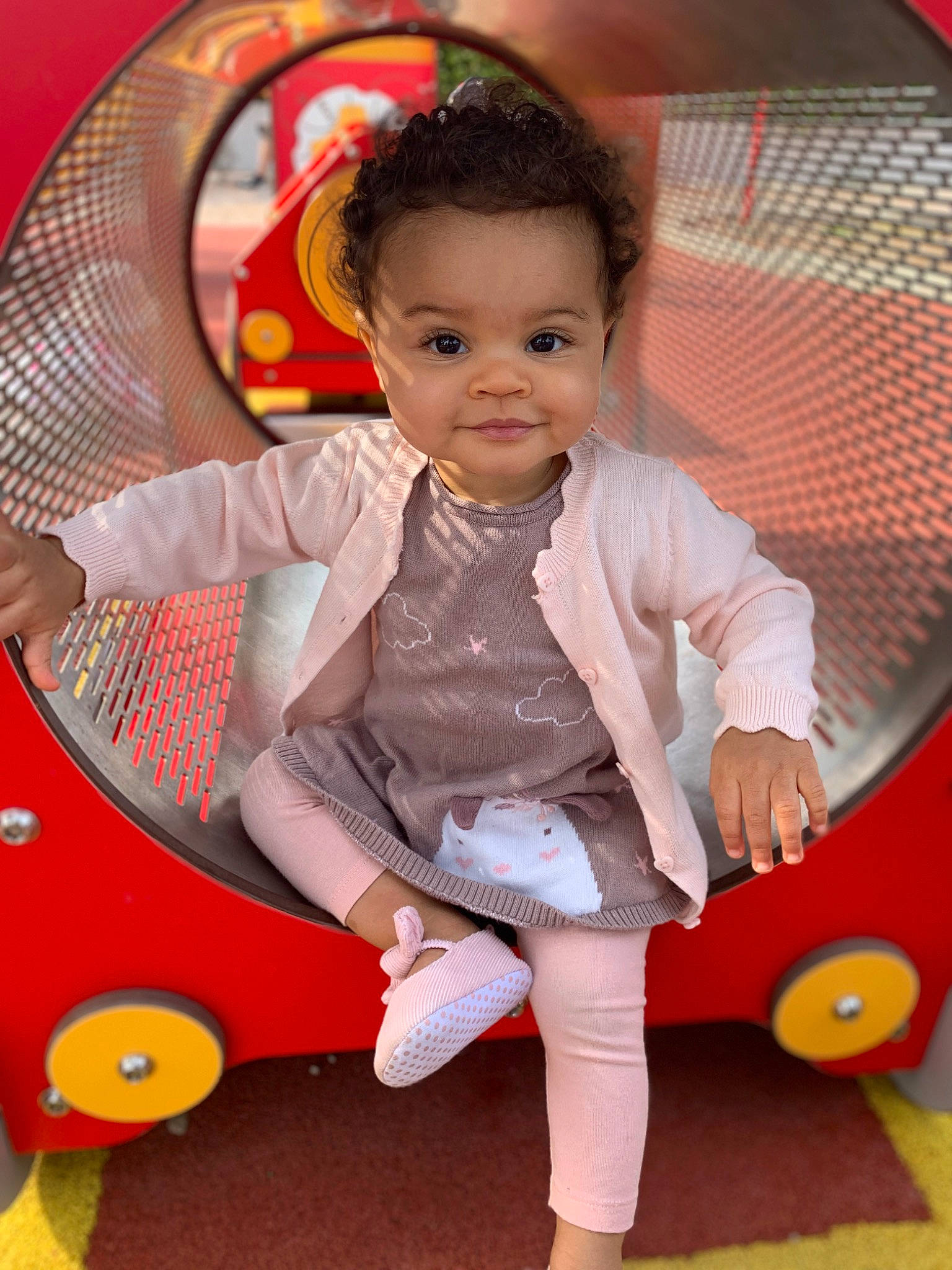 Maelyss a rejoint le concours — aidez-le/la à gagner de superbes lots ! baby, baby_playing_with_toys, baby_toddler_clothing, child, facial_expression, fun, hairstyle, happy, leisure, organ, person, photograph, pink, product, public_space, shoe, skin, sneakers, standing, toddler