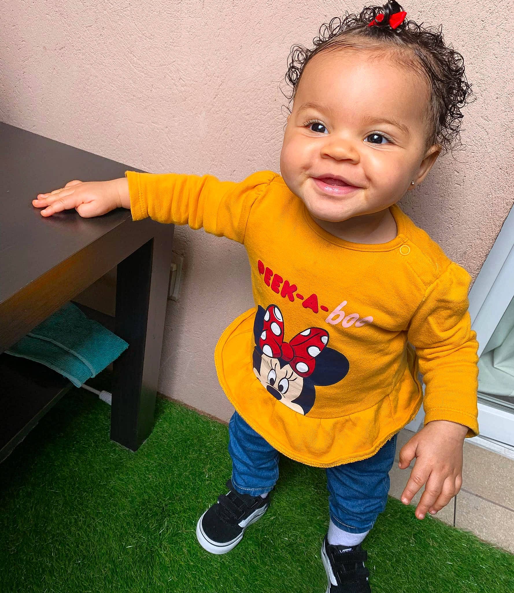 Maelyss a rejoint le concours — aidez-le/la à gagner de superbes lots ! baby_toddler_clothing, cheek, clothing, face, finger, gesture, hair, hairstyle, happy, human_body, jeans, joy, leg, nose, organ, person, plant, skin, sleeve, smile