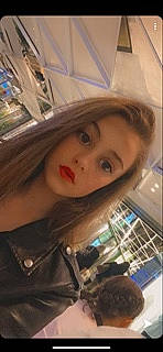 Clara participe au concours pour gagner de l'argent avec cette photo : bangs, black_hair, brown_hair, cheek, child, eyelash, fashion_accessory, forehead, fun, happy, jaw, layered_hair, mouth, nose, person, portrait_photography, reflection, selfie, transport