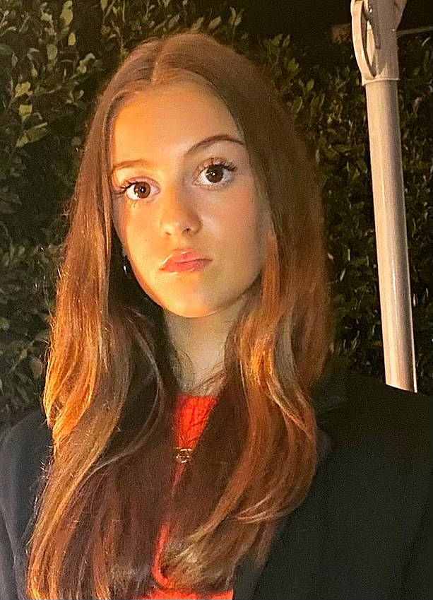 Clara a rejoint le concours — aidez-le/la à gagner de superbes lots ! black_hair, cheek, chin, cool, eyebrow, eyelash, fashion, flash_photography, forehead, human, jaw, layered_hair, lighting, lip, lipstick, long_hair, nose, orange, person, step_cutting