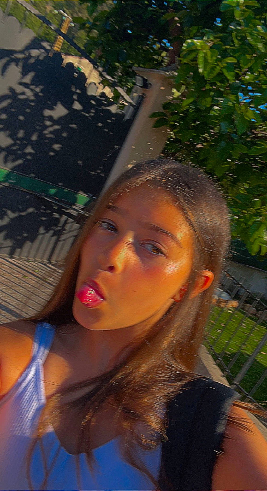 Victoria a rejoint le concours — aidez-le/la à gagner de superbes lots ! black_hair, brown_hair, cool, electric_blue, eyelash, eyewear, flash_photography, fun, grass, happy, jewellery, leisure, lip, long_hair, person, portrait_photography, reflection, selfie, skin, sunlight