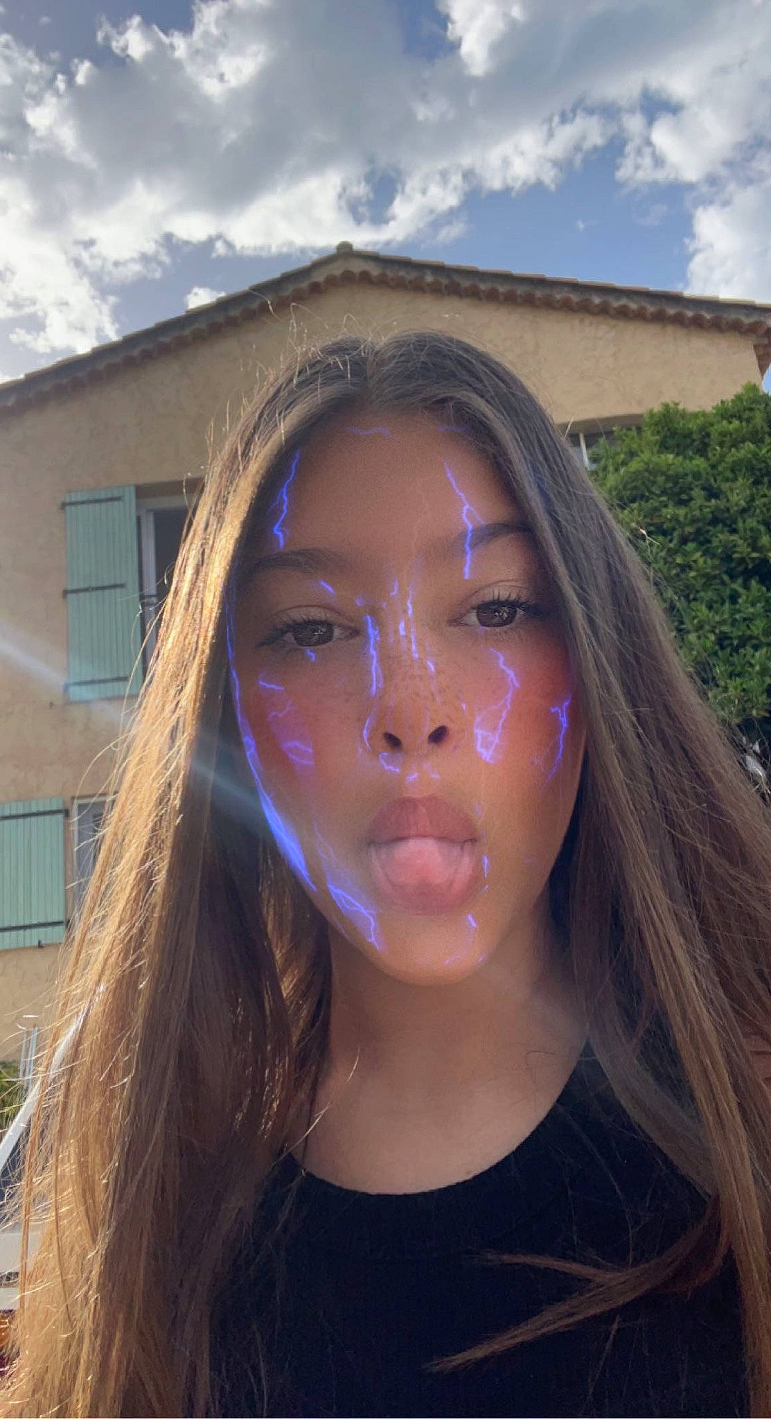 Victoria a rejoint le concours — aidez-le/la à gagner de superbes lots ! black_hair, chin, cloud, cool, eyebrow, eyelash, eyewear, flash_photography, grass, happy, iris, jaw, layered_hair, lip, magenta, mouth, person, sky, step_cutting, tree