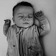 Alban a rejoint le concours — aidez-le/la à gagner de superbes lots ! baby, sleeping, infant, arms_up, cozy, sleeping_bag, peaceful, face, portrait, monochrome, black_and_white, child, soft_texture, young, resting, closeup, indoors, cute, calm, newborn