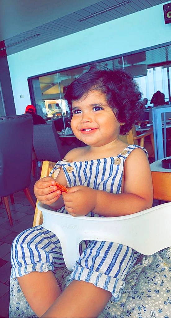 élyas a rejoint le concours — aidez-le/la à gagner de superbes lots ! black_hair, blue, chair, child, electric_blue, facial_expression, fun, happy, human_leg, joy, leisure, neck, person, shorts, shoulder, sitting, skin, smile, t_shirt, thigh