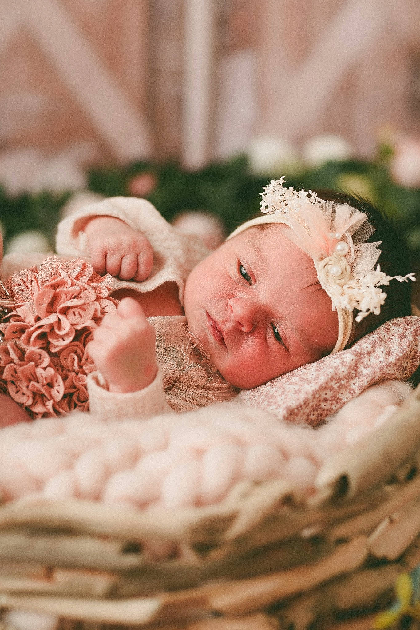 Ambre participe au concours pour gagner de l'argent avec cette photo : baby, baby_products, baby_sleeping, baby_toddler_clothing, basket, child, comfort, flash_photography, grass, hair_accessory, happy, headband, headgear, headpiece, headwear, jewellery, people_in_nature, person, plant, skin