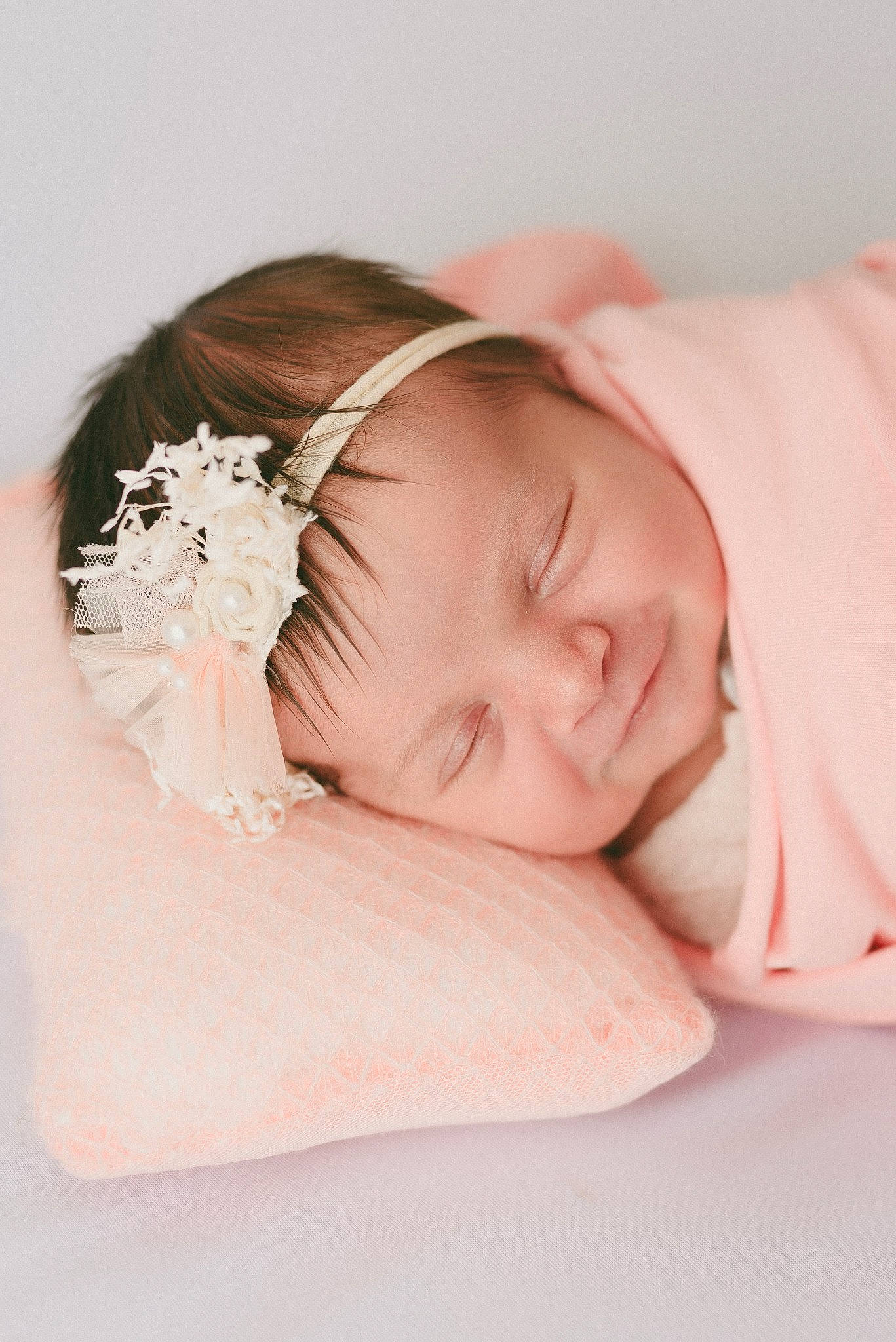 Ambre participe au concours pour gagner de l'argent avec cette photo : arm, baby, baby_sleeping, comfort, eye, eyebrow, eyelash, flash_photography, hair, happy, head, headband, headgear, headpiece, lip, neck, person, petal, skin, textile
