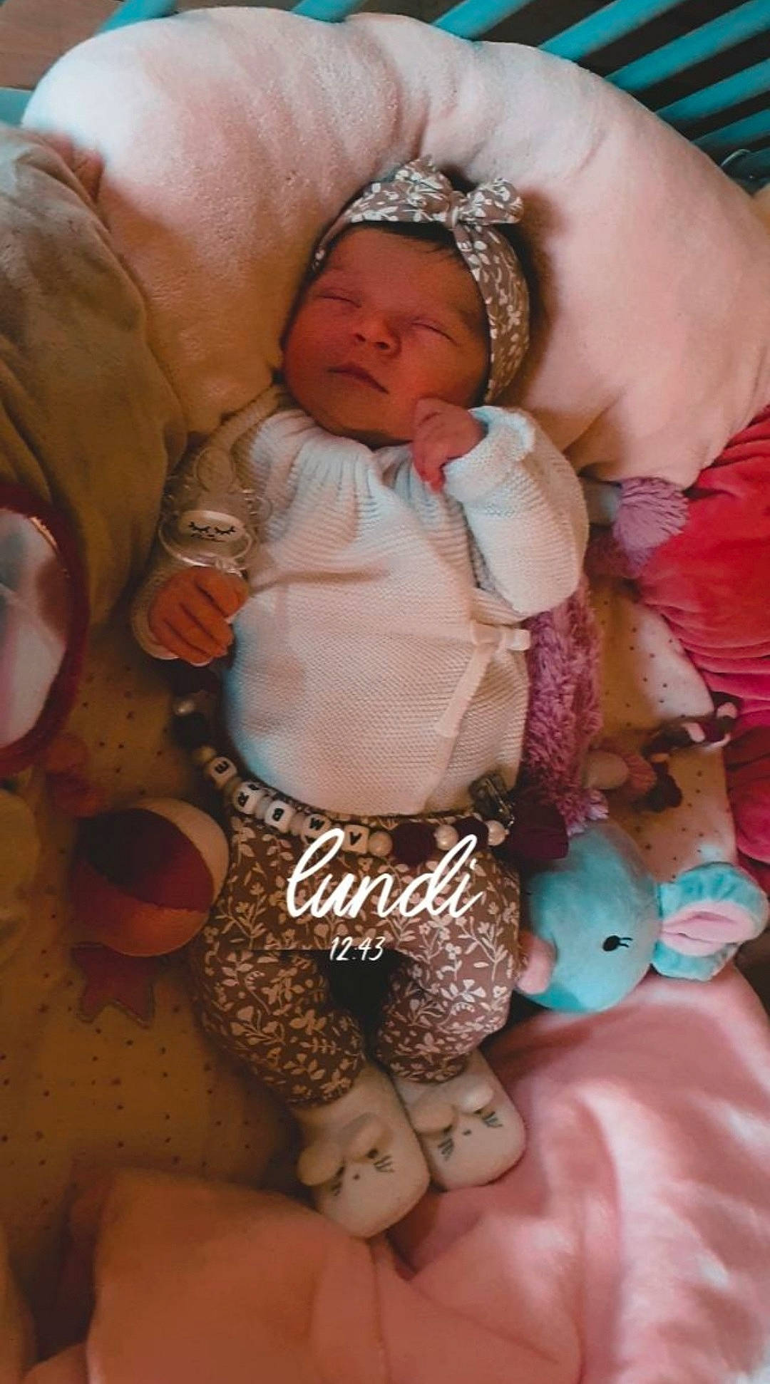 Ambre participe au concours pour gagner de l'argent avec cette photo : abdomen, baby, baby_toddler_clothing, cheek, chest, child, facial_expression, happy, human_body, interaction, mouth, nail, person, pink, product, skin, stomach, textile, thigh, toddler