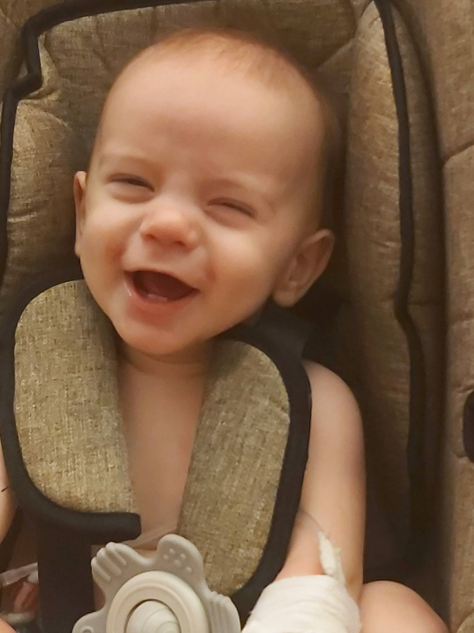 Giuseppe a rejoint le concours — aidez-le/la à gagner de superbes lots ! baby, baby_in_car_seat, beige, car_seat, cheek, child, chin, ear, face, facial_expression, happy, head, laugh, mouth, nose, person, product, skin, smile, toddler