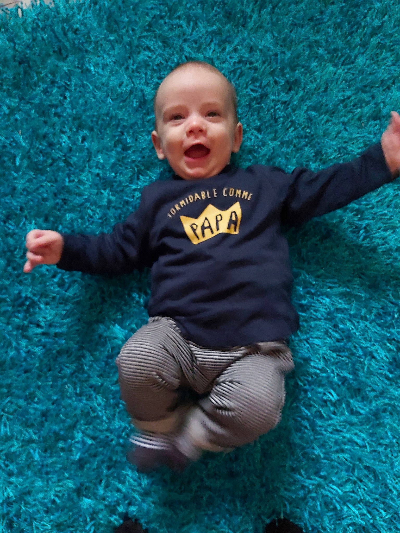 Giuseppe a rejoint le concours — aidez-le/la à gagner de superbes lots ! baby, blue, child, fun, happy, leisure, person, recreation, smile, toddler, turquoise